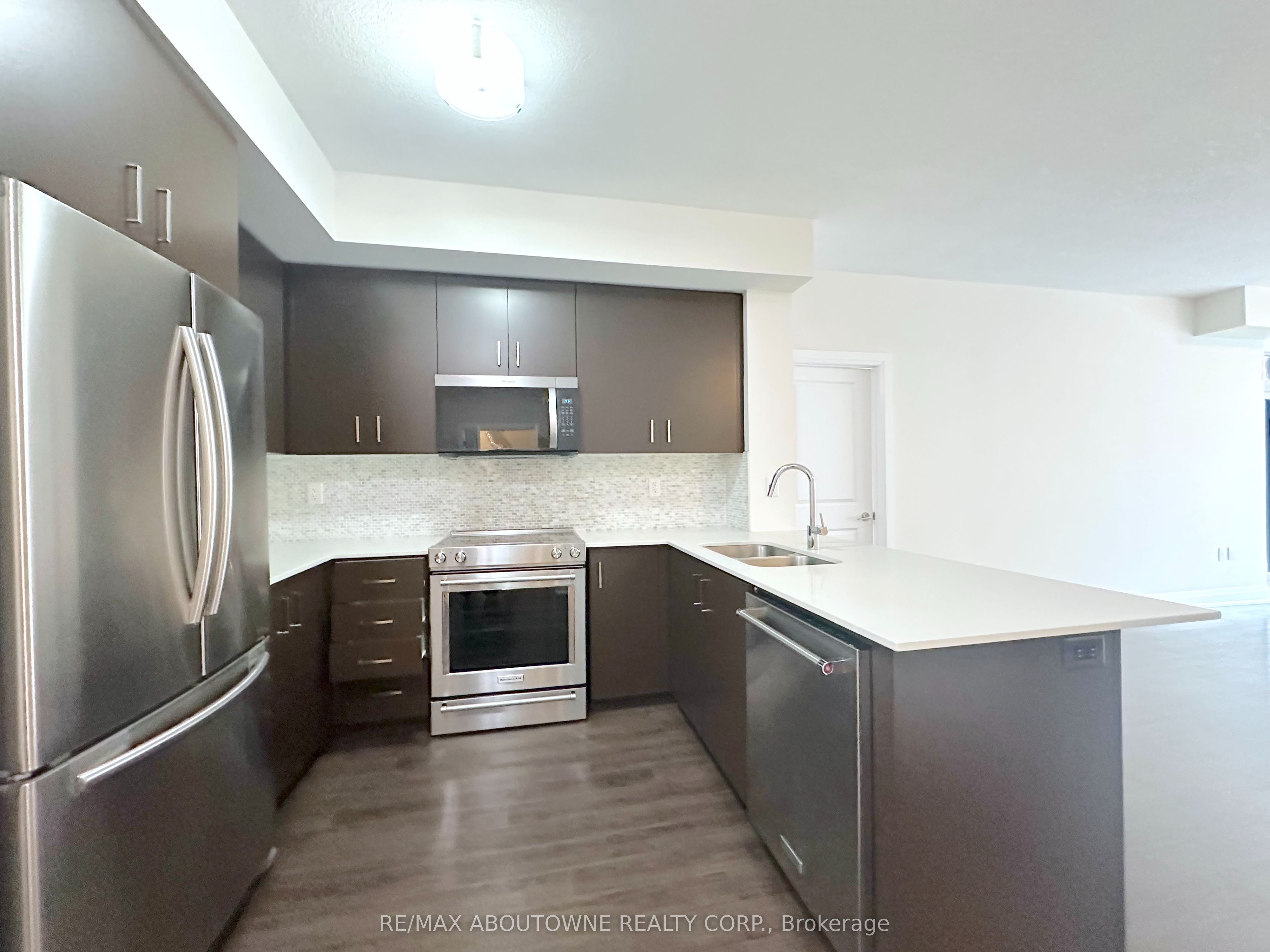 319 – 2333 Taunton Road, Oakville ‣ W13795174 319 – 2333 Taunton Road, Oakville ‣ W13795174