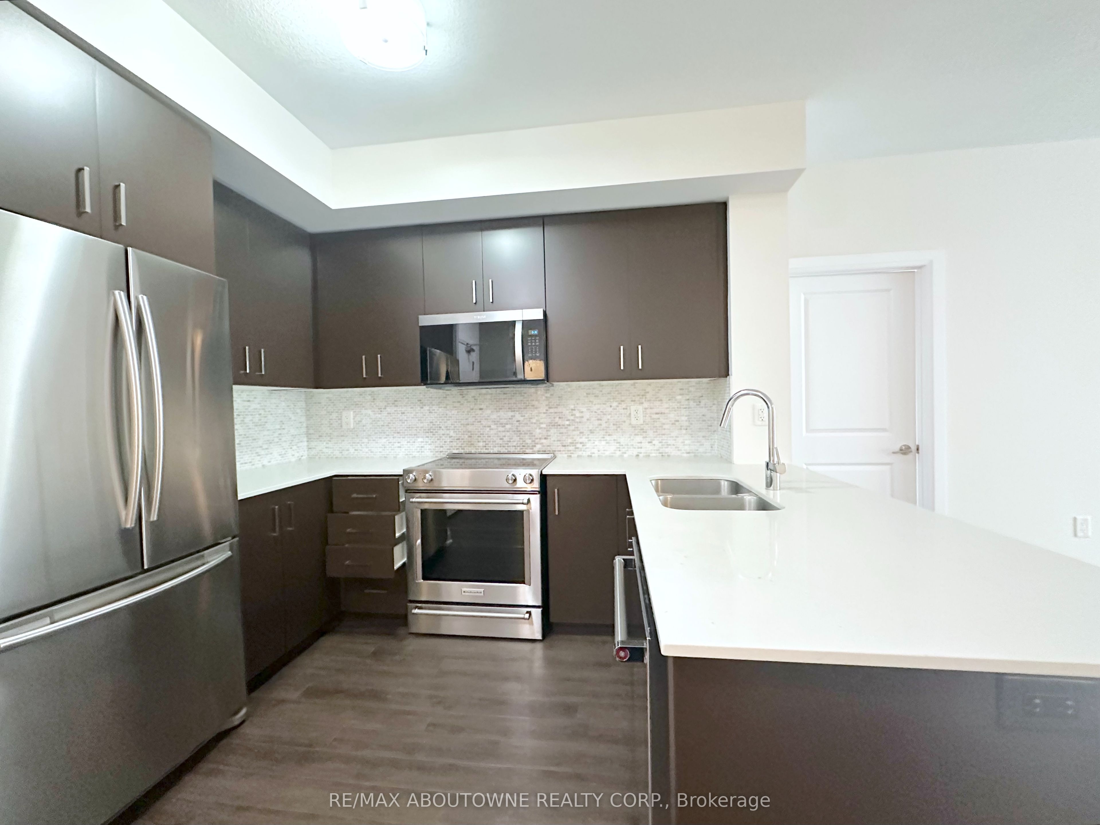 319 – 2333 Taunton Road, Oakville ‣ W13795174 319 – 2333 Taunton Road, Oakville ‣ W13795174