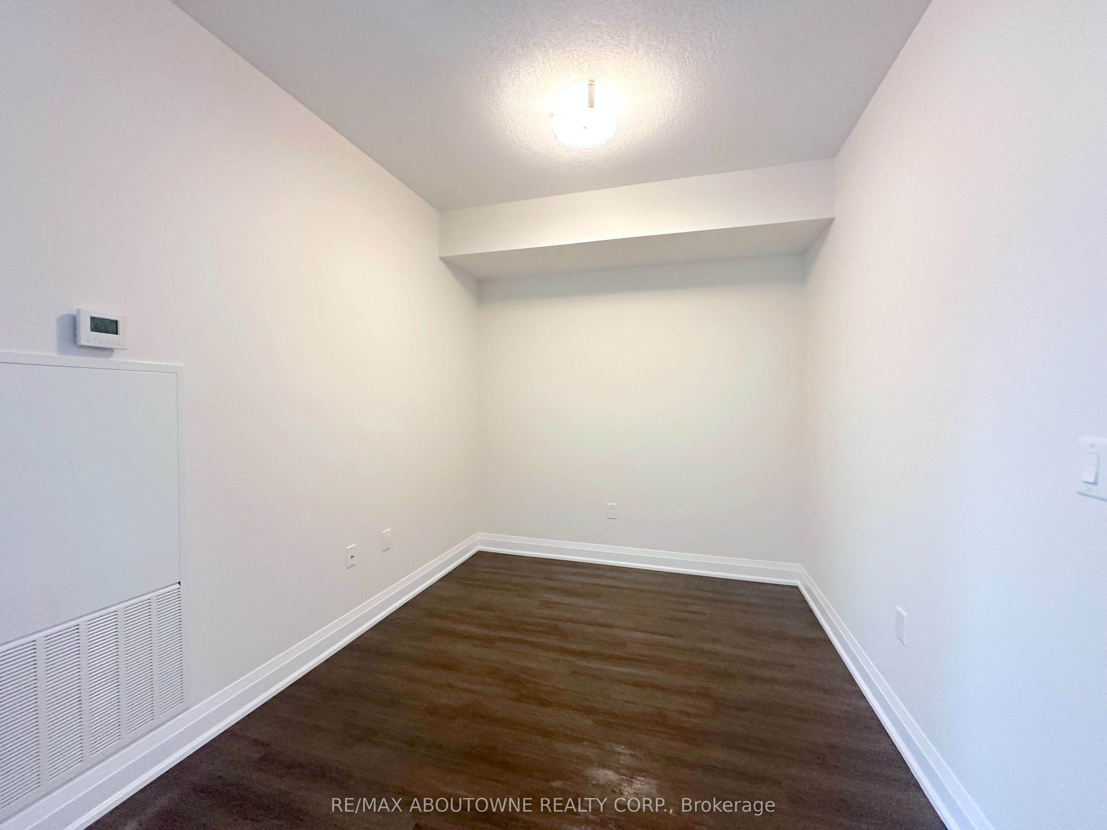 319 – 2333 Taunton Road, Oakville ‣ W13795174 319 – 2333 Taunton Road, Oakville ‣ W13795174