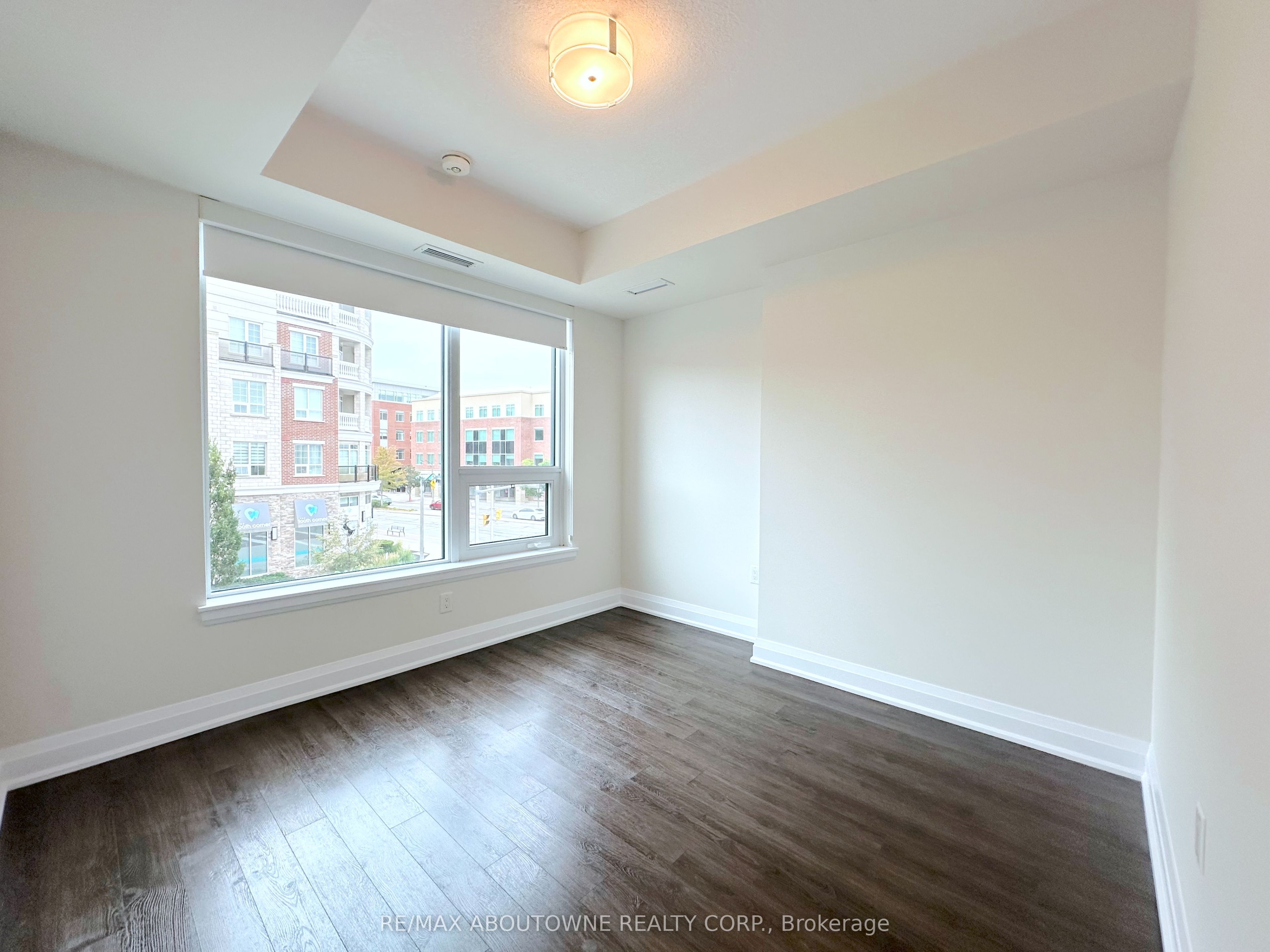 319 – 2333 Taunton Road, Oakville ‣ W13795174 319 – 2333 Taunton Road, Oakville ‣ W13795174