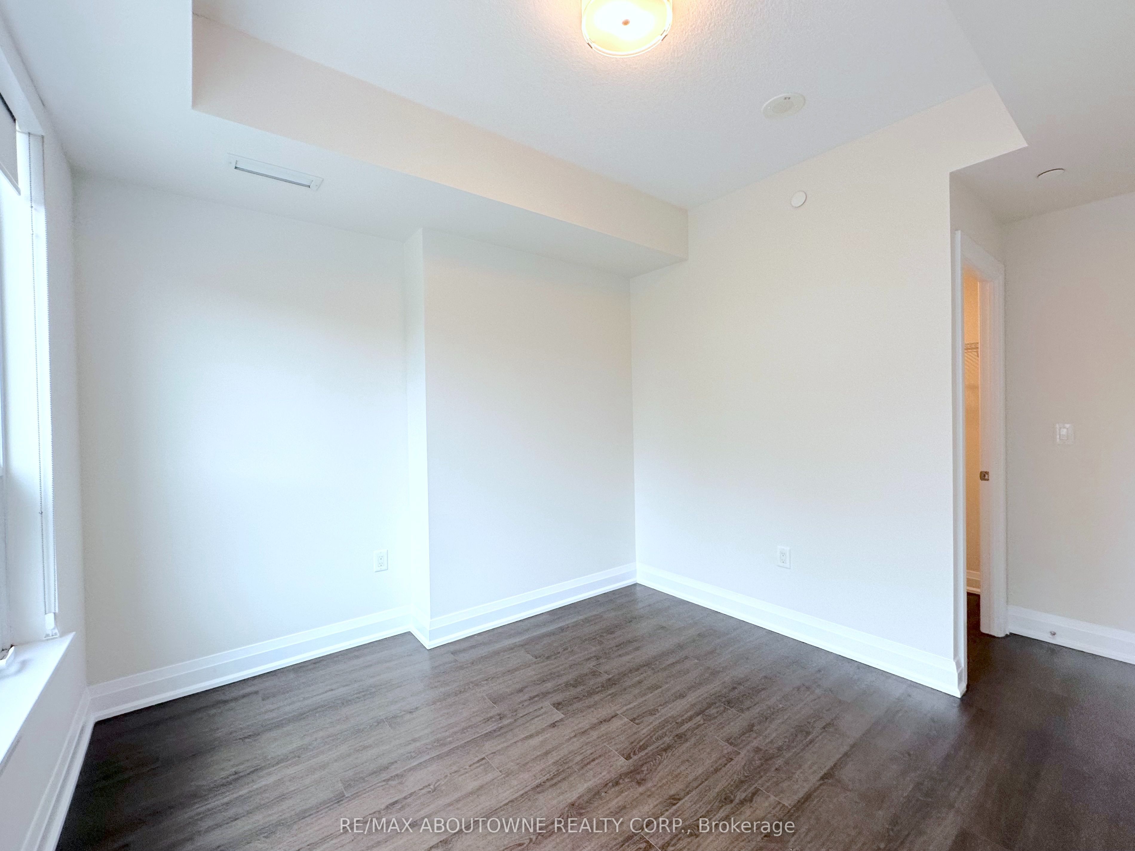 319 – 2333 Taunton Road, Oakville ‣ W13795174 319 – 2333 Taunton Road, Oakville ‣ W13795174