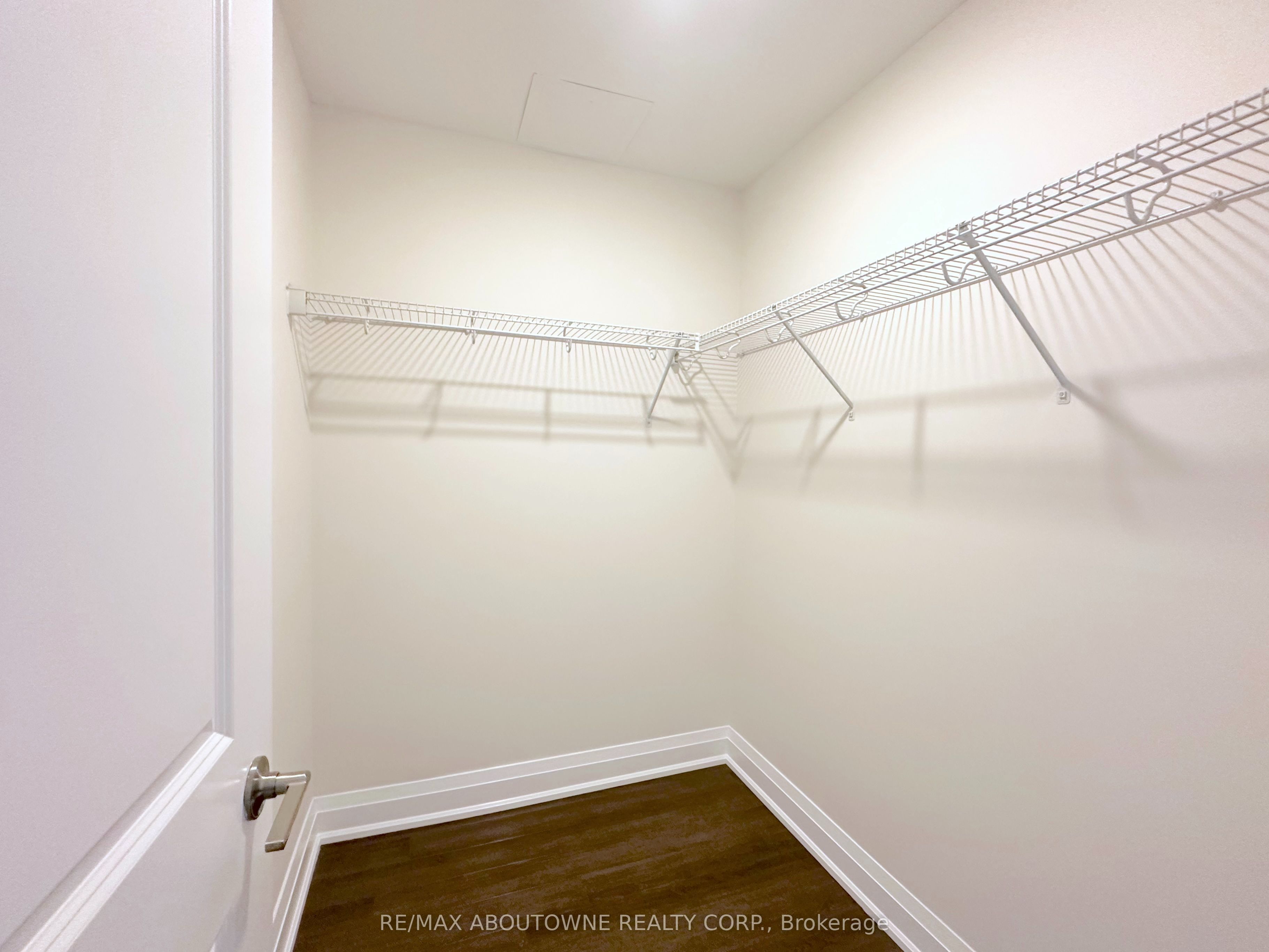 319 – 2333 Taunton Road, Oakville ‣ W13795174 319 – 2333 Taunton Road, Oakville ‣ W13795174