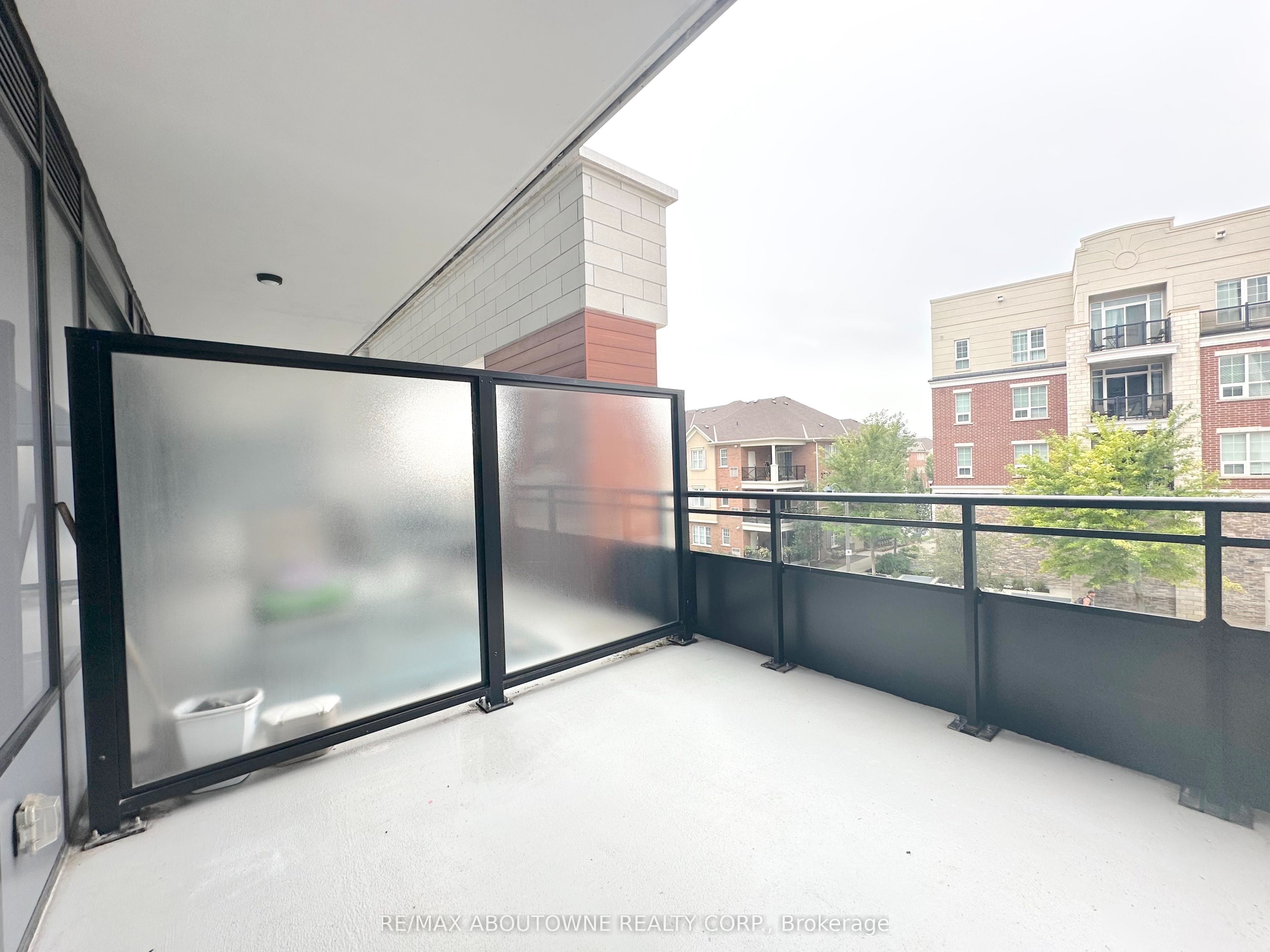 319 – 2333 Taunton Road, Oakville ‣ W13795174 319 – 2333 Taunton Road, Oakville ‣ W13795174