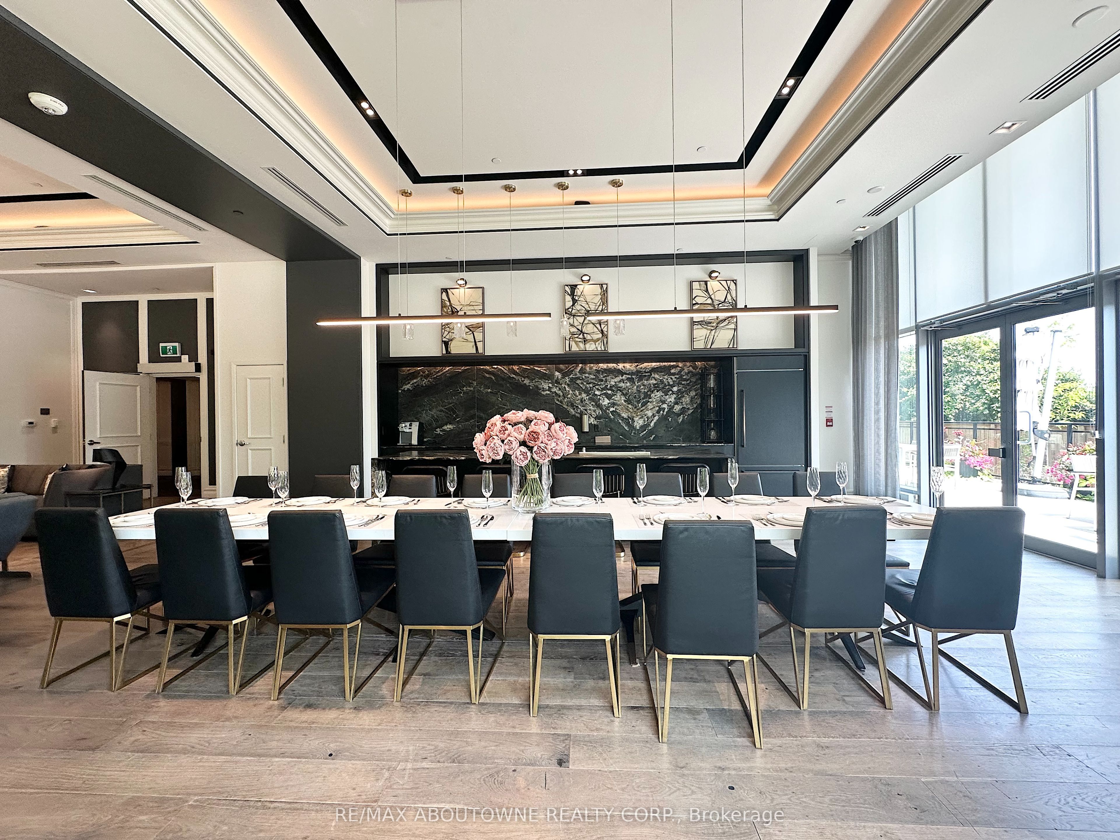 319 – 2333 Taunton Road, Oakville ‣ W13795174 319 – 2333 Taunton Road, Oakville ‣ W13795174