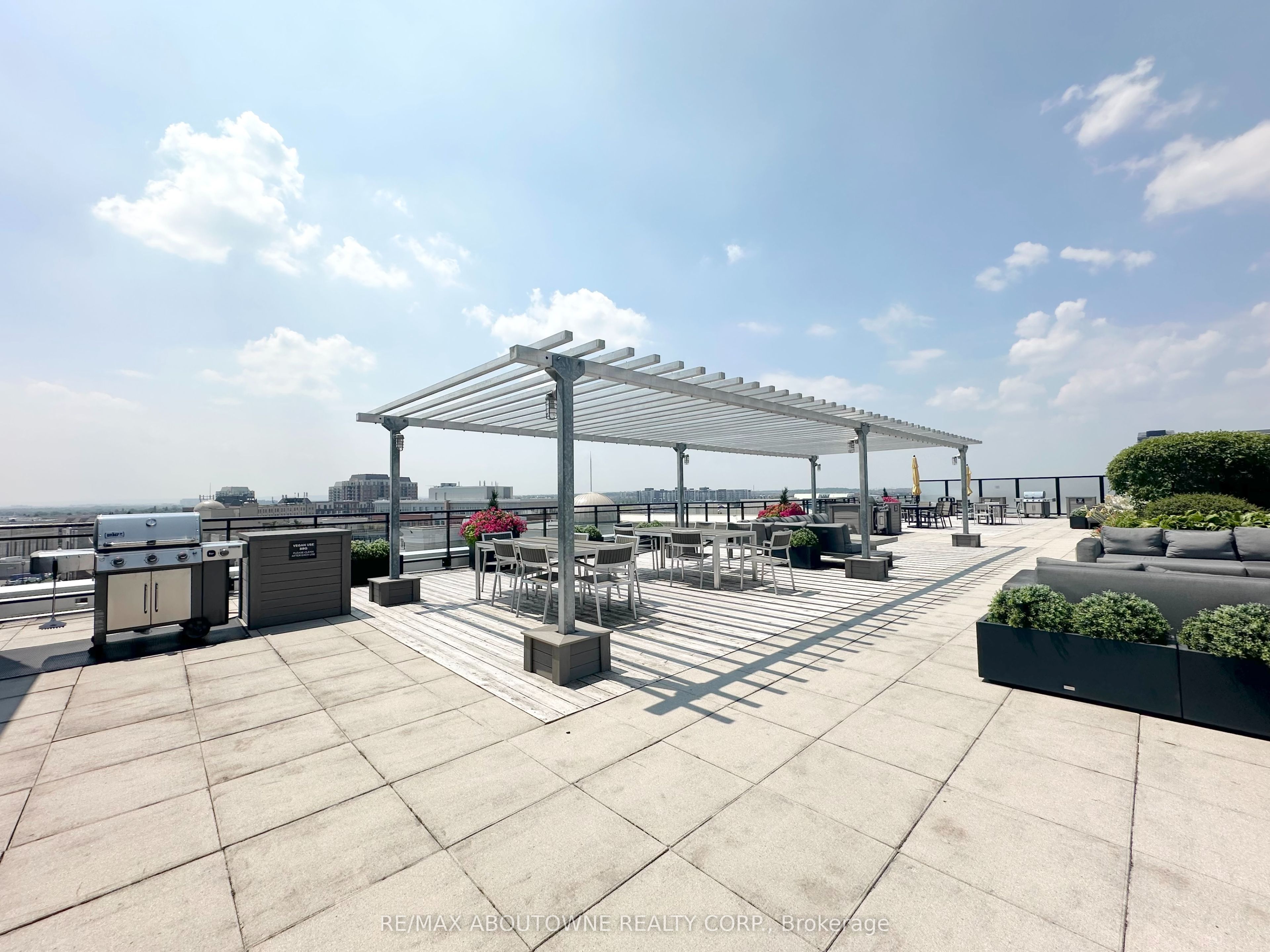 319 – 2333 Taunton Road, Oakville ‣ W13795174 319 – 2333 Taunton Road, Oakville ‣ W13795174