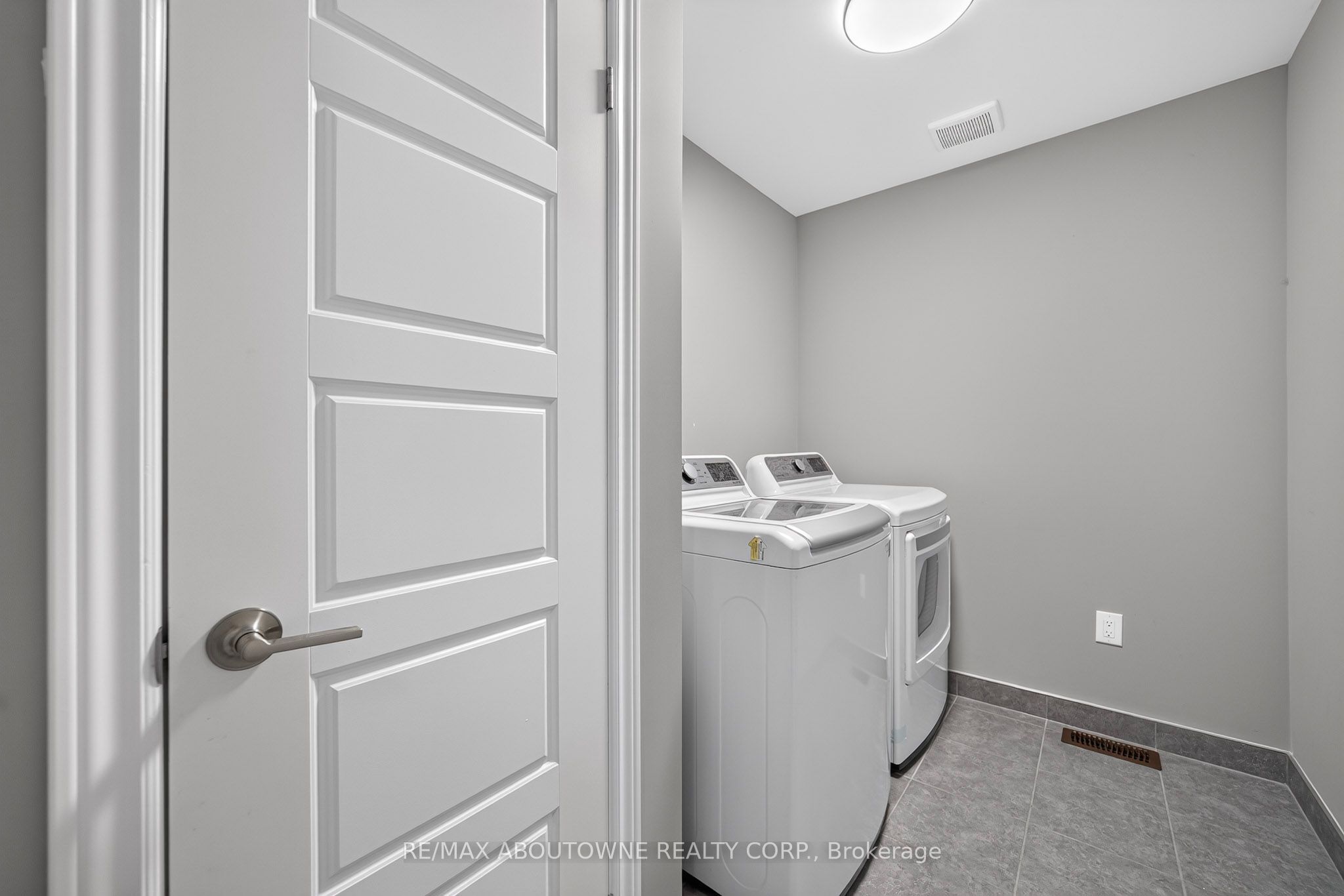 3289 Mockingbird Common, Oakville ‣ W13796290 3289 Mockingbird Common, Oakville ‣ W13796290