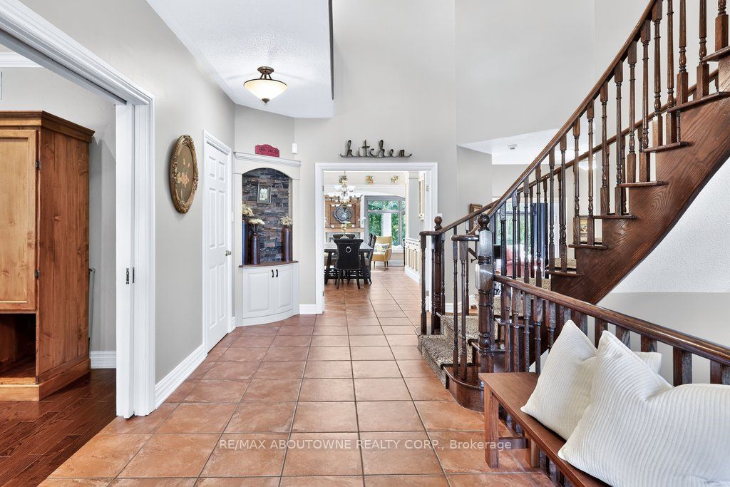 324 Oakridge Court, Oakville ‣ W13802078 324 Oakridge Court, Oakville ‣ W13802078