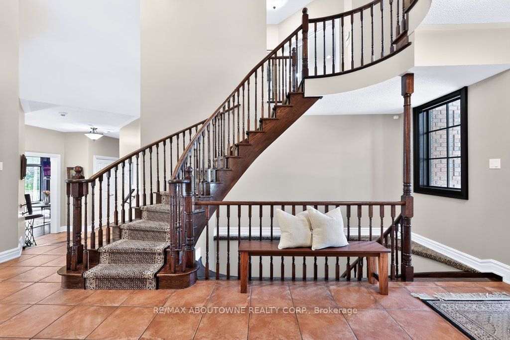 324 Oakridge Court, Oakville ‣ W13802078 324 Oakridge Court, Oakville ‣ W13802078