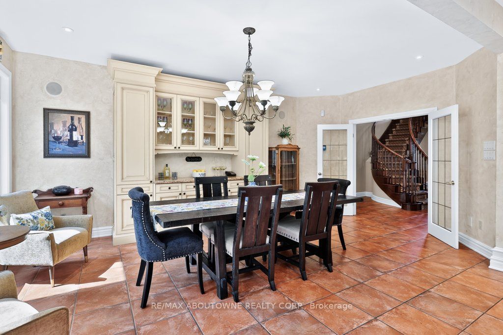 324 Oakridge Court, Oakville ‣ W13802078 324 Oakridge Court, Oakville ‣ W13802078
