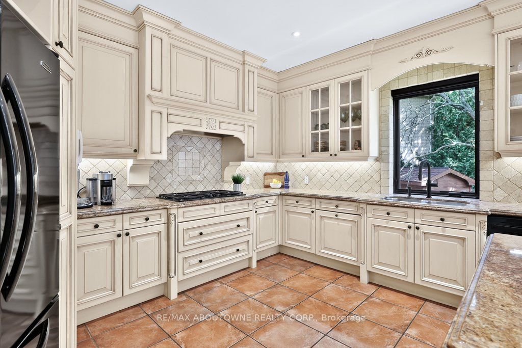 324 Oakridge Court, Oakville ‣ W13802078 324 Oakridge Court, Oakville ‣ W13802078