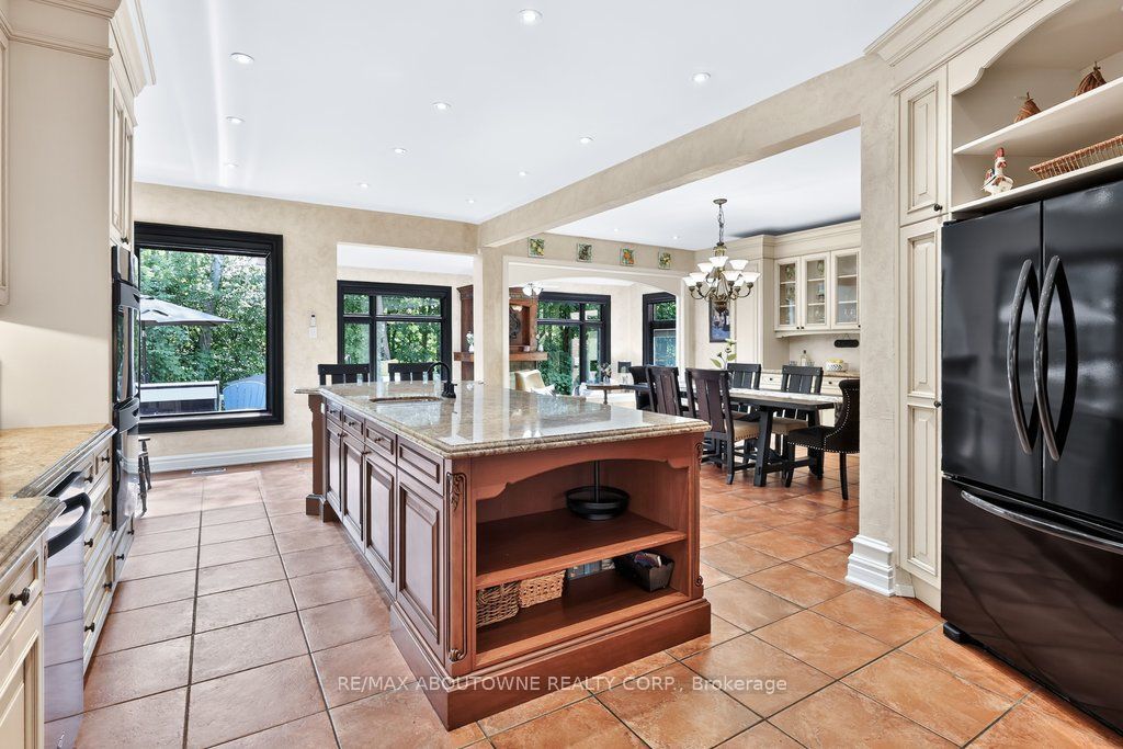 324 Oakridge Court, Oakville ‣ W13802078 324 Oakridge Court, Oakville ‣ W13802078