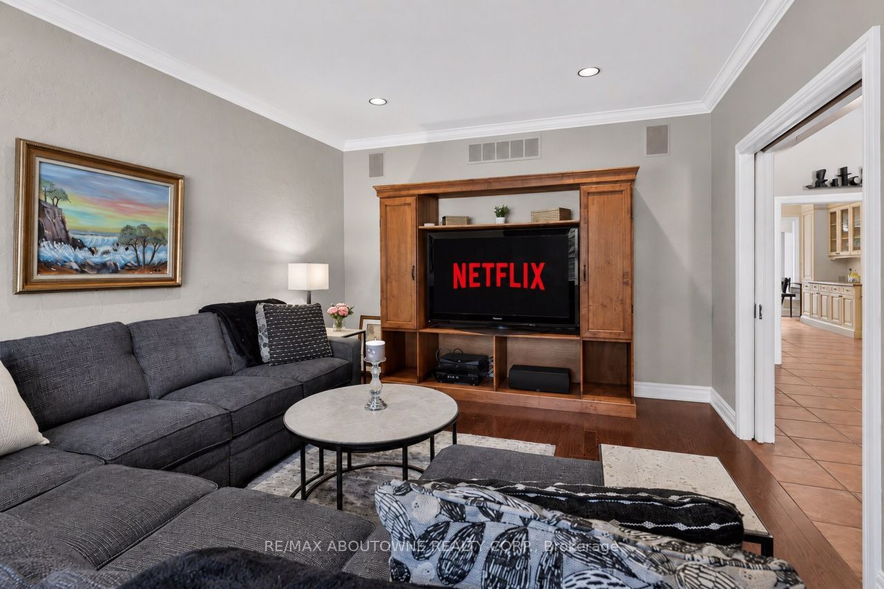 324 Oakridge Court, Oakville ‣ W13802078 324 Oakridge Court, Oakville ‣ W13802078