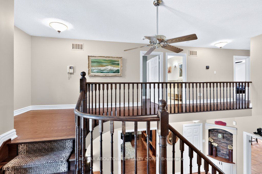 324 Oakridge Court, Oakville ‣ W13802078 324 Oakridge Court, Oakville ‣ W13802078