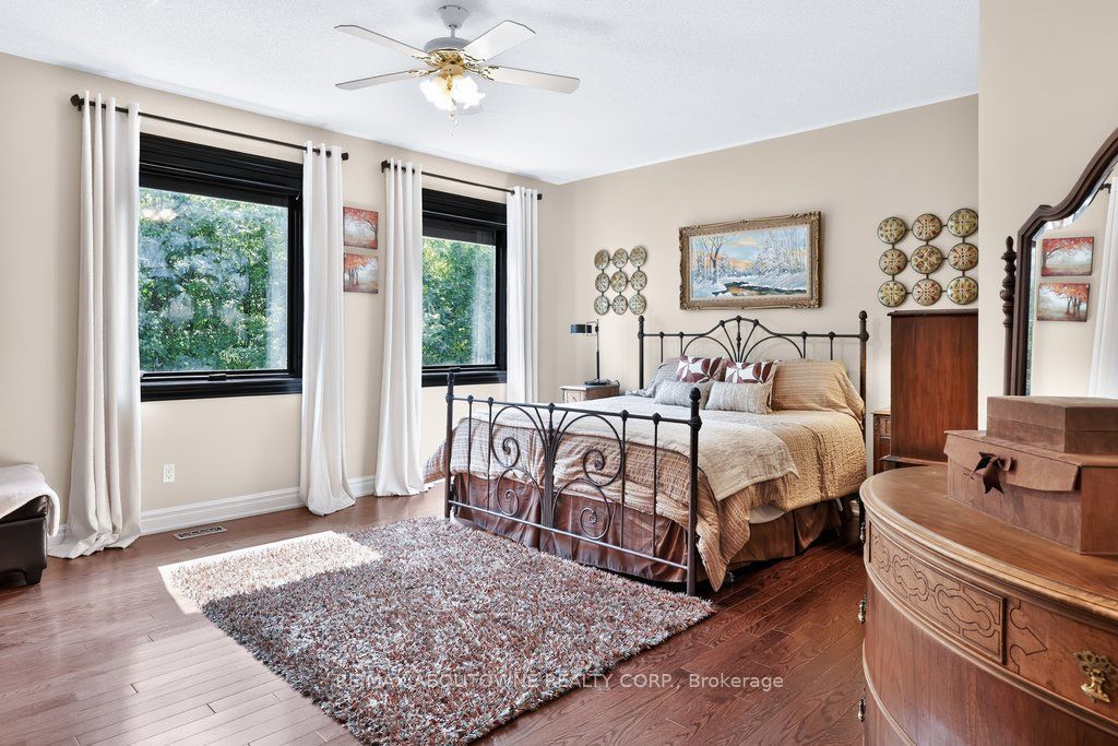 324 Oakridge Court, Oakville ‣ W13802078 324 Oakridge Court, Oakville ‣ W13802078