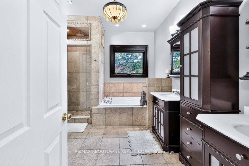 324 Oakridge Court, Oakville ‣ W13802078 324 Oakridge Court, Oakville ‣ W13802078