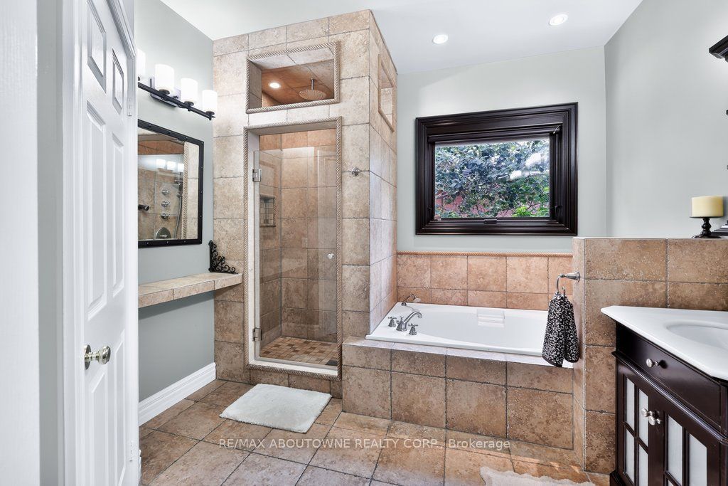 324 Oakridge Court, Oakville ‣ W13802078 324 Oakridge Court, Oakville ‣ W13802078