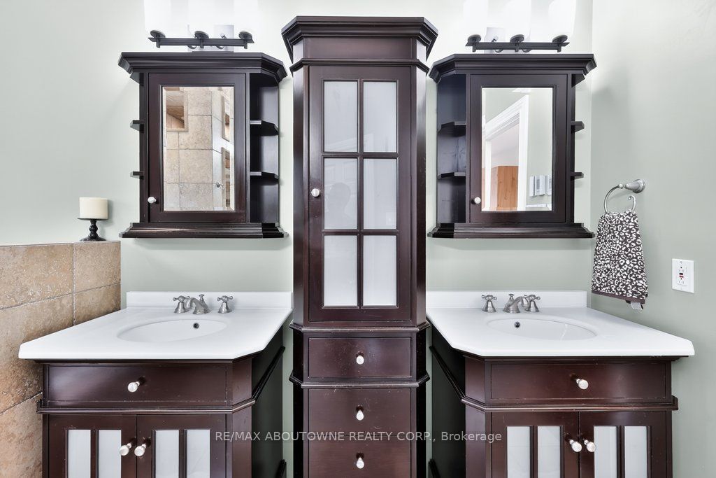 324 Oakridge Court, Oakville ‣ W13802078 324 Oakridge Court, Oakville ‣ W13802078