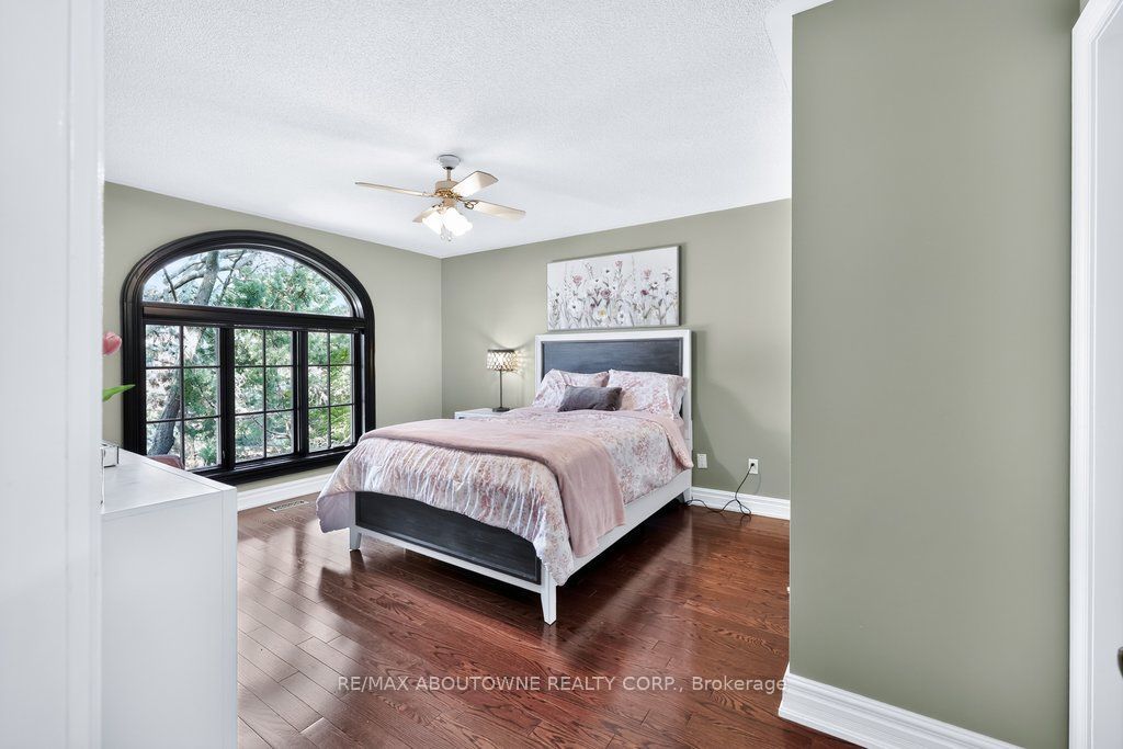 324 Oakridge Court, Oakville ‣ W13802078 324 Oakridge Court, Oakville ‣ W13802078