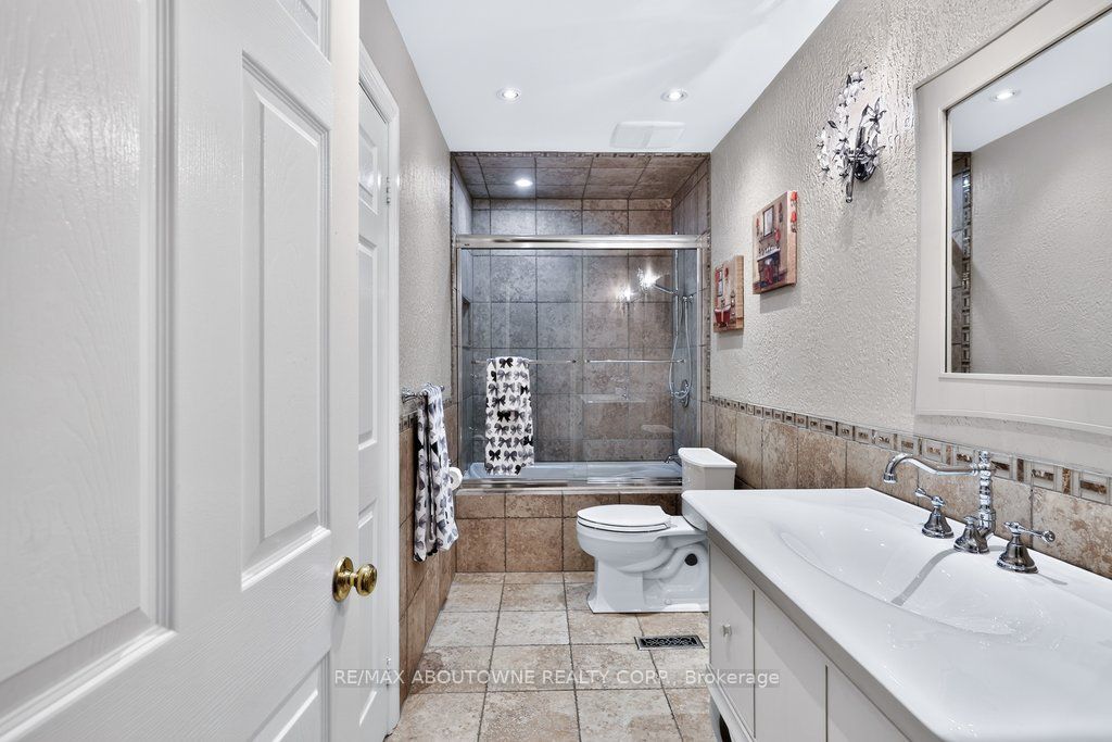 324 Oakridge Court, Oakville ‣ W13802078 324 Oakridge Court, Oakville ‣ W13802078