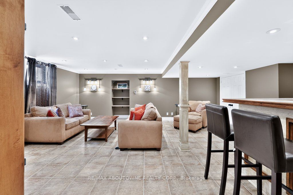 324 Oakridge Court, Oakville ‣ W13802078 324 Oakridge Court, Oakville ‣ W13802078