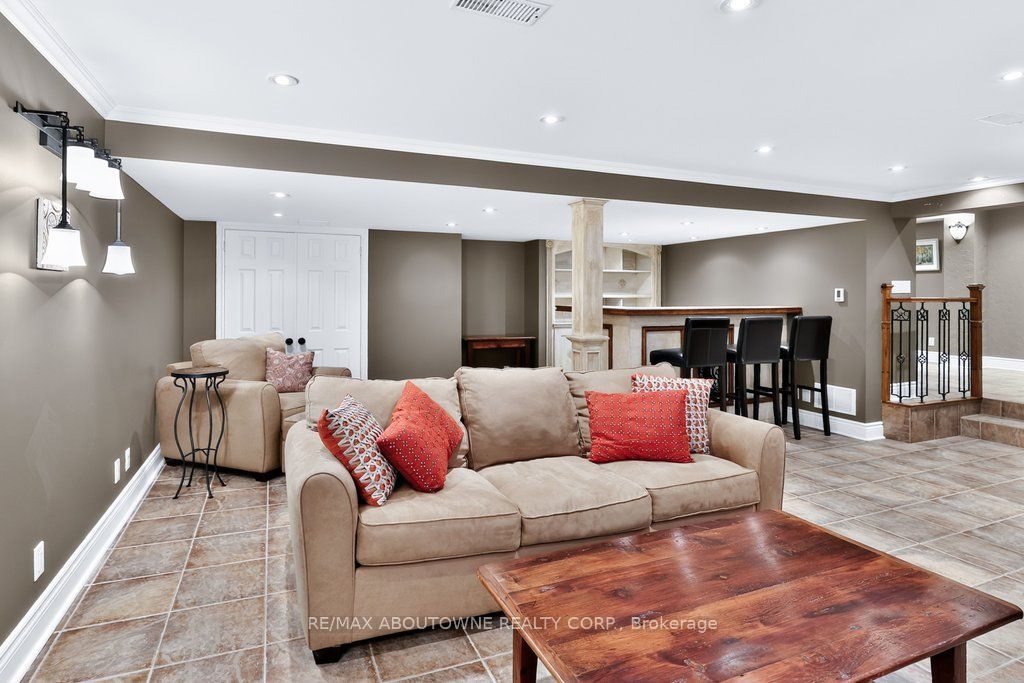 324 Oakridge Court, Oakville ‣ W13802078 324 Oakridge Court, Oakville ‣ W13802078