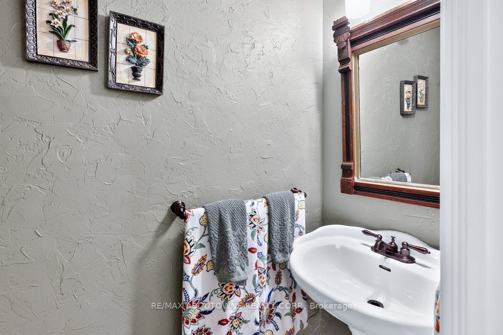 324 Oakridge Court, Oakville ‣ W13802078 324 Oakridge Court, Oakville ‣ W13802078