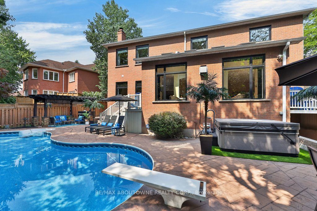324 Oakridge Court, Oakville ‣ W13802078 324 Oakridge Court, Oakville ‣ W13802078