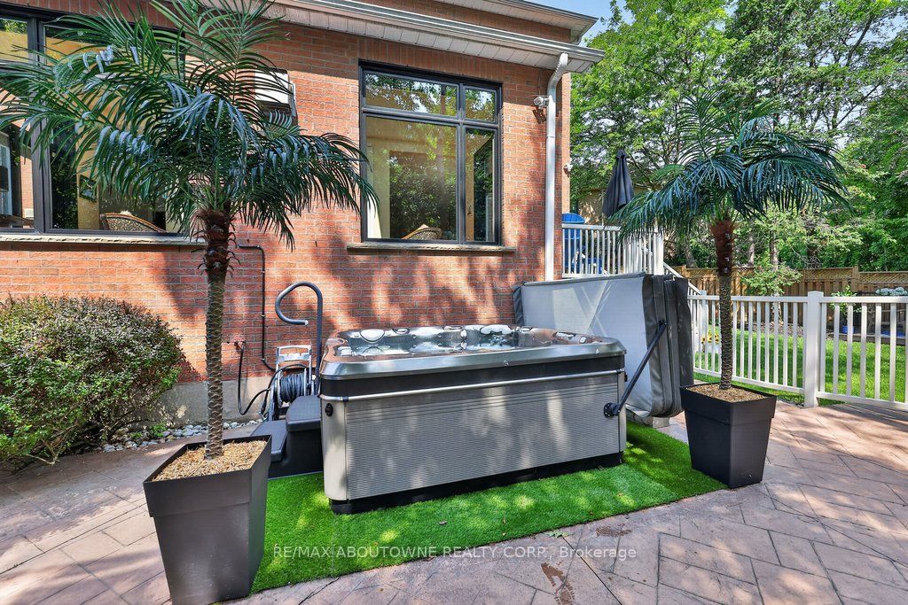 324 Oakridge Court, Oakville ‣ W13802078 324 Oakridge Court, Oakville ‣ W13802078