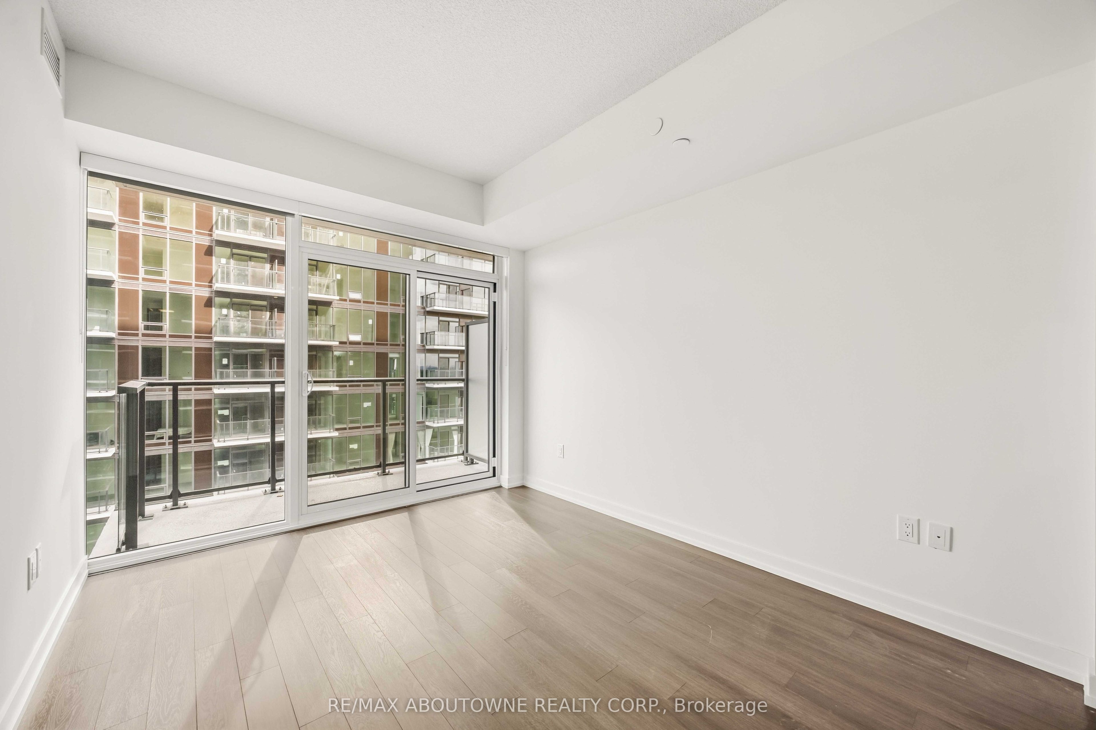 05 – 4010 EGLINTON Avenue, Toronto W09 ‣ W13802994 05 – 4010 EGLINTON Avenue, Toronto W09 ‣ W13802994
