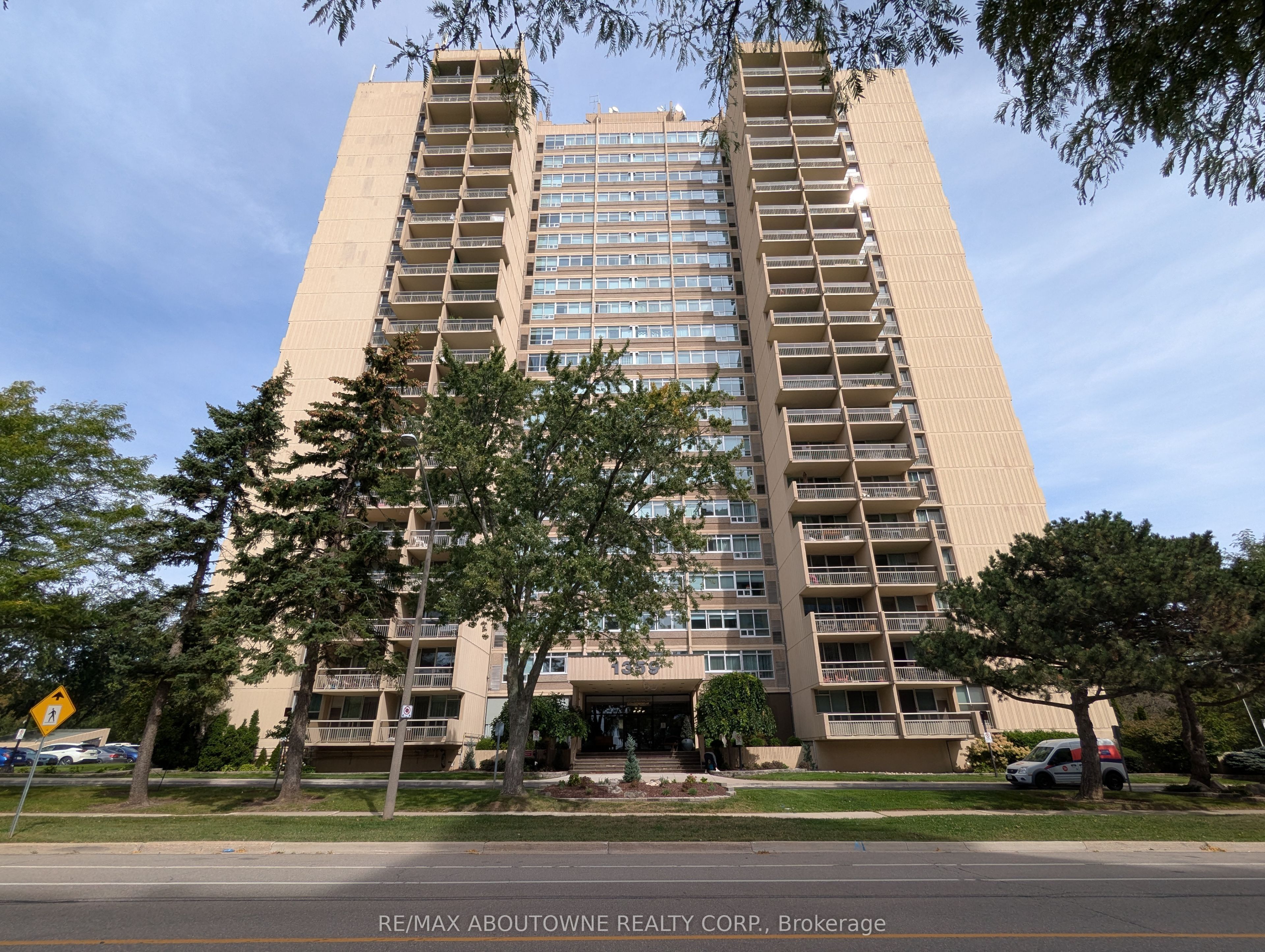 6 – 1359 White Oaks Boulevard, Oakville ‣ W13818032 6 – 1359 White Oaks Boulevard, Oakville ‣ W13818032