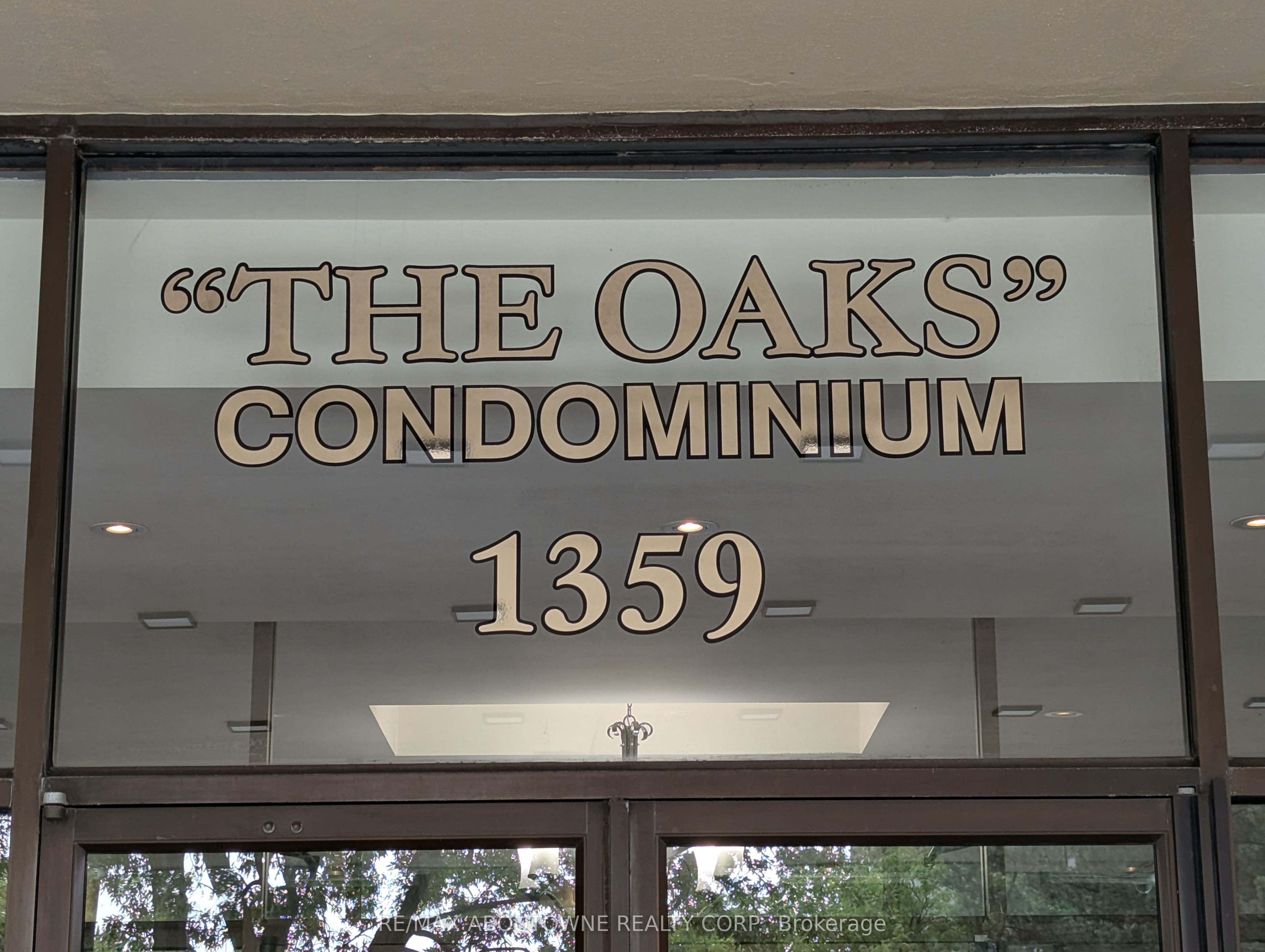 6 – 1359 White Oaks Boulevard, Oakville ‣ W13818032 6 – 1359 White Oaks Boulevard, Oakville ‣ W13818032