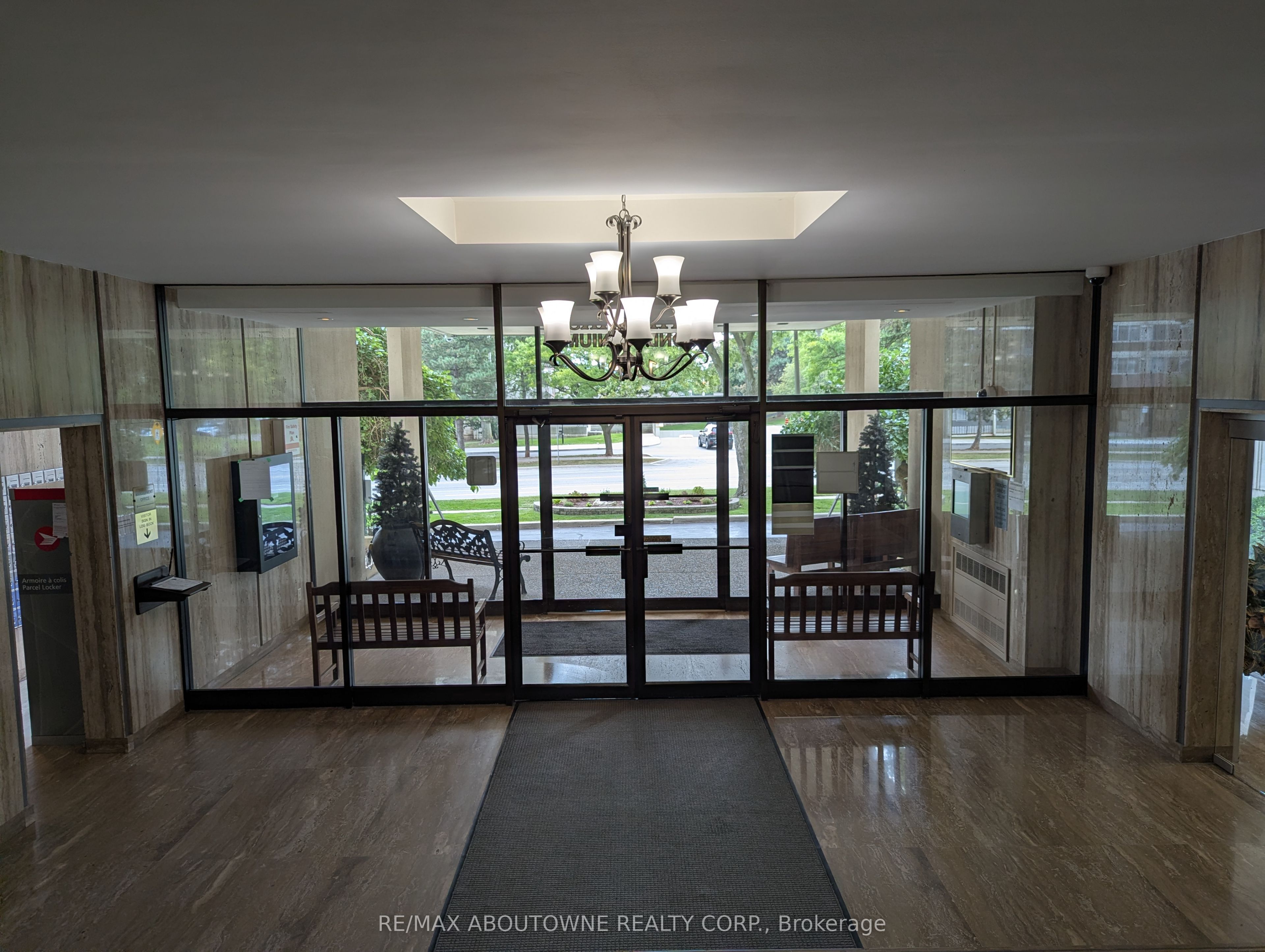 6 – 1359 White Oaks Boulevard, Oakville ‣ W13818032 6 – 1359 White Oaks Boulevard, Oakville ‣ W13818032
