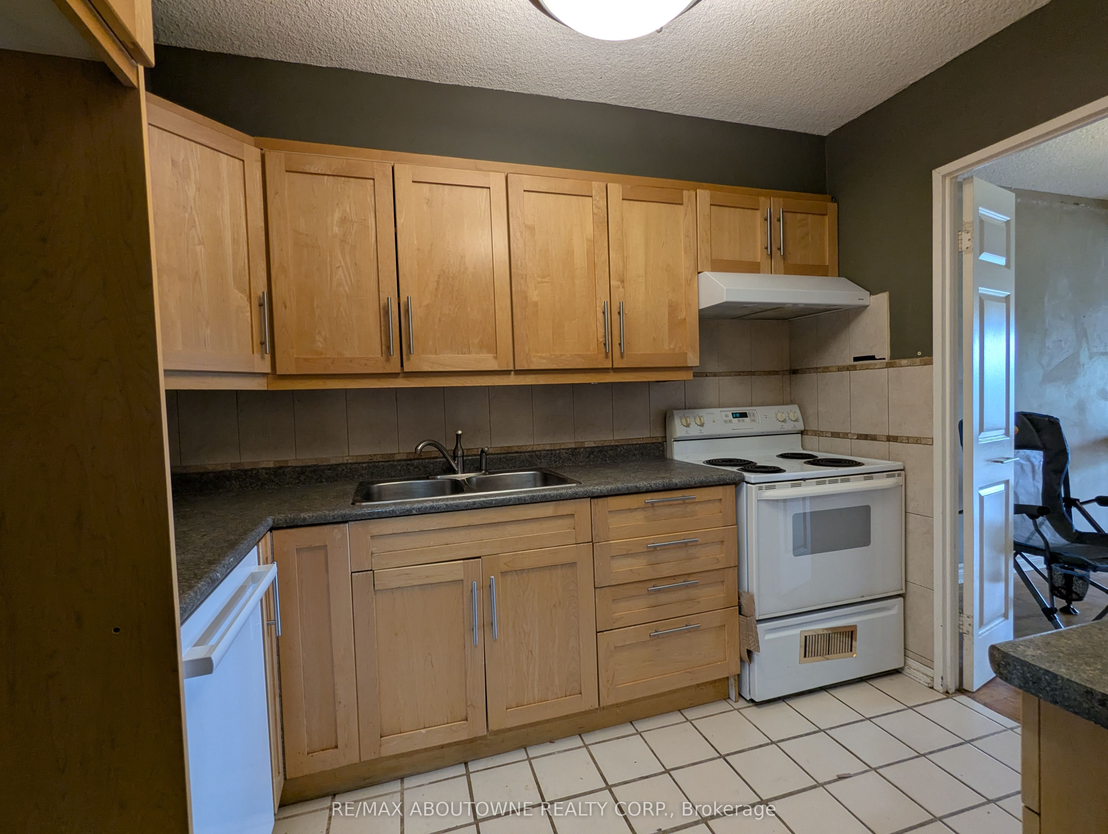 6 – 1359 White Oaks Boulevard, Oakville ‣ W13818032 6 – 1359 White Oaks Boulevard, Oakville ‣ W13818032