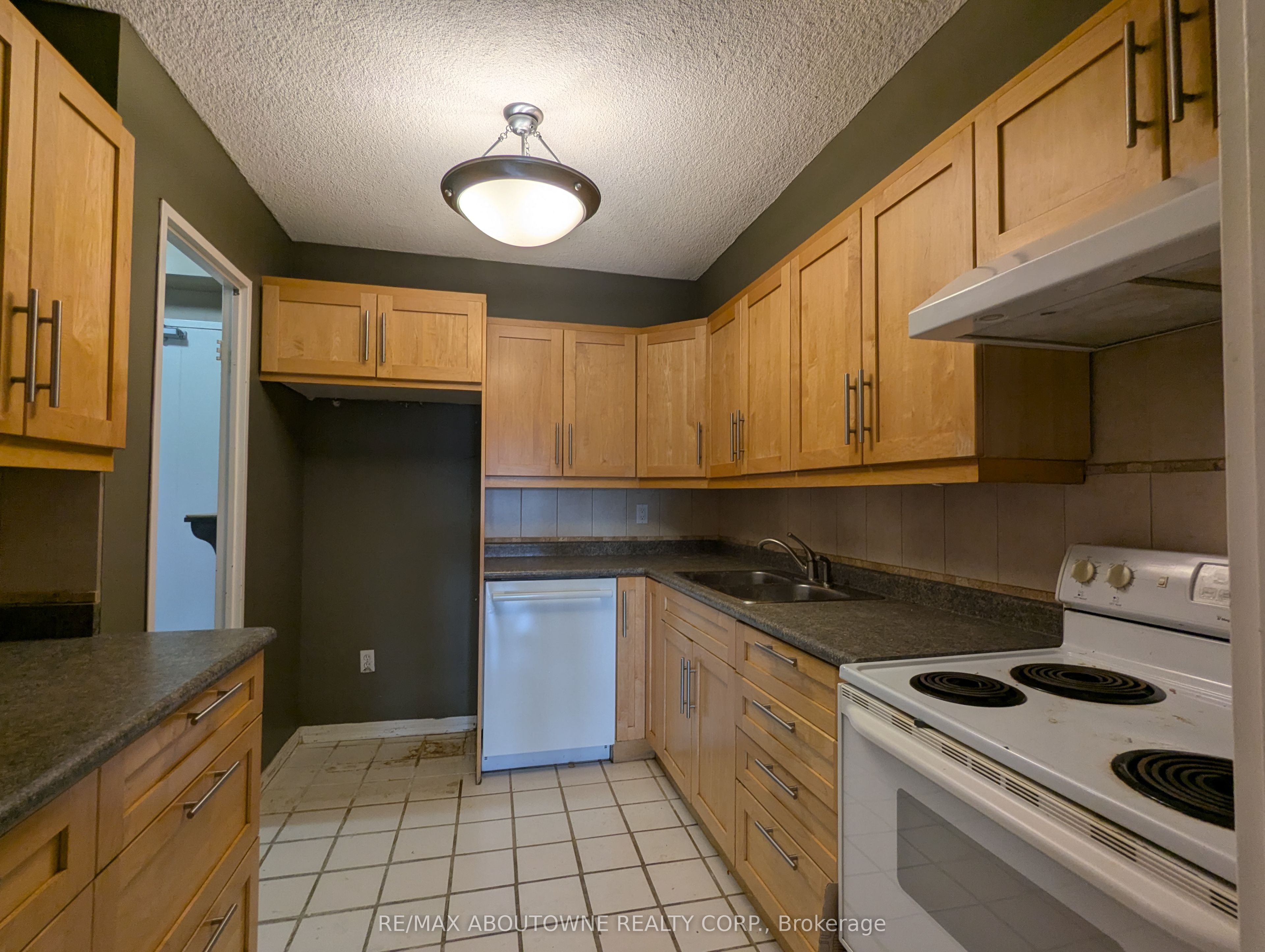 6 – 1359 White Oaks Boulevard, Oakville ‣ W13818032 6 – 1359 White Oaks Boulevard, Oakville ‣ W13818032