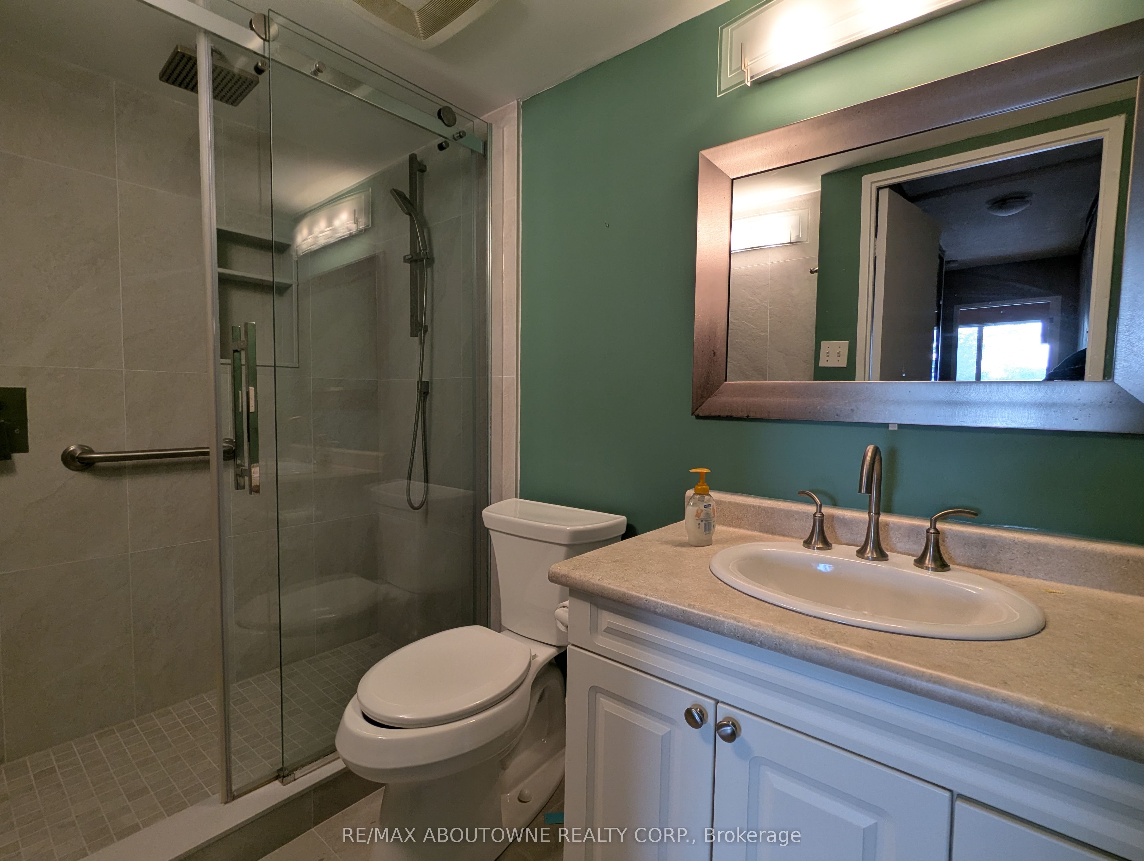 6 – 1359 White Oaks Boulevard, Oakville ‣ W13818032 6 – 1359 White Oaks Boulevard, Oakville ‣ W13818032