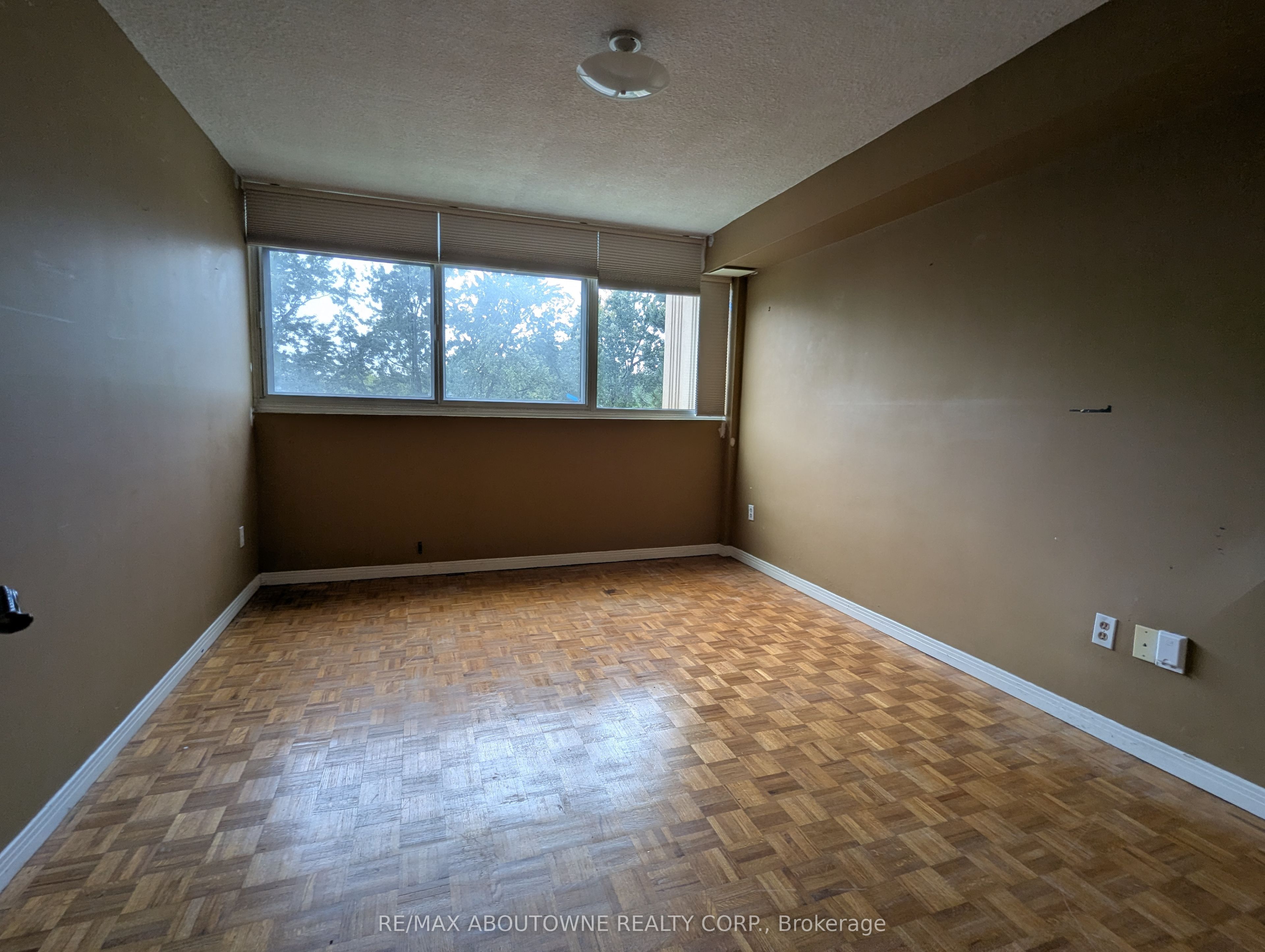 6 – 1359 White Oaks Boulevard, Oakville ‣ W13818032 6 – 1359 White Oaks Boulevard, Oakville ‣ W13818032