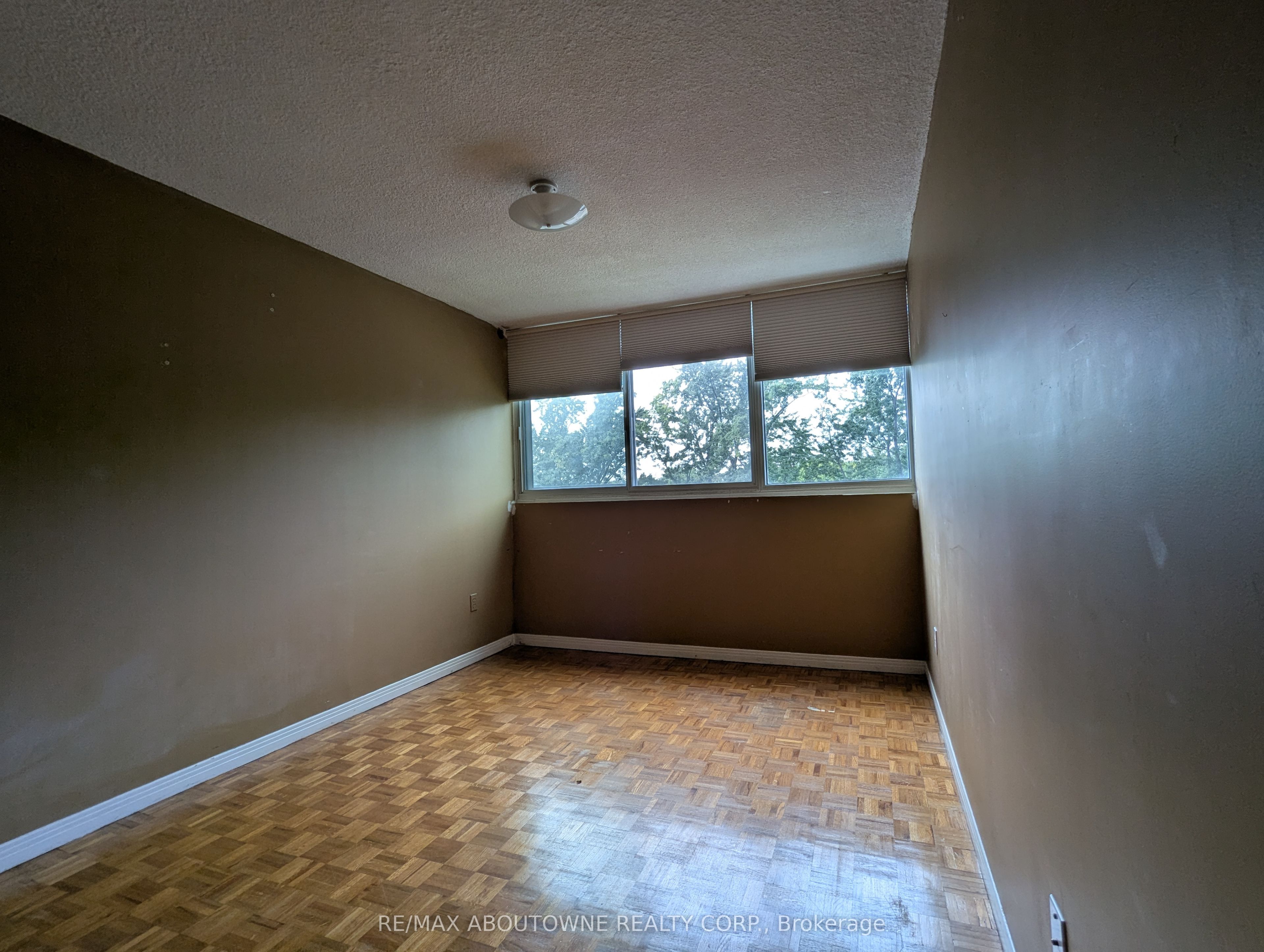 6 – 1359 White Oaks Boulevard, Oakville ‣ W13818032 6 – 1359 White Oaks Boulevard, Oakville ‣ W13818032