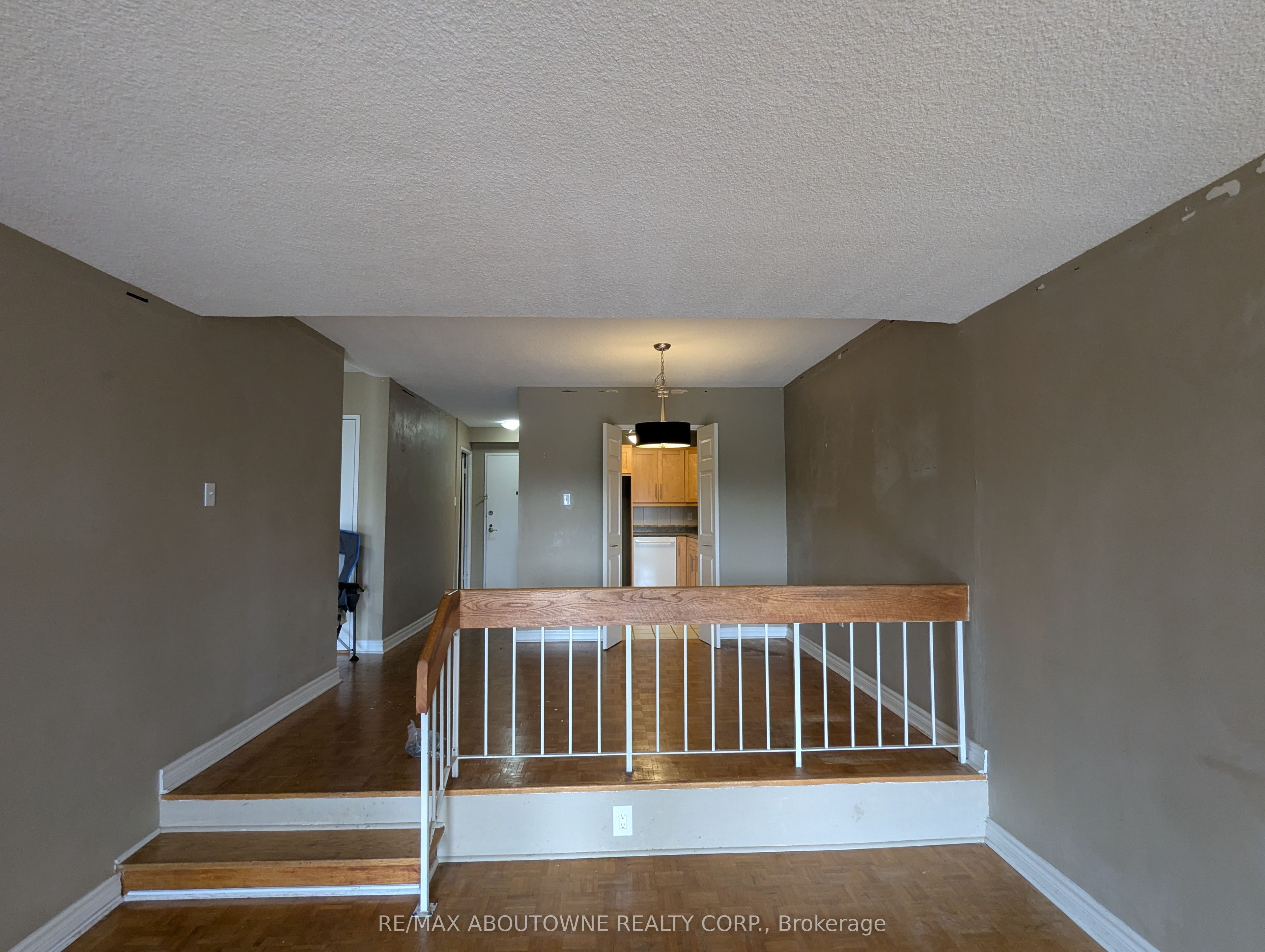 6 – 1359 White Oaks Boulevard, Oakville ‣ W13818032 6 – 1359 White Oaks Boulevard, Oakville ‣ W13818032