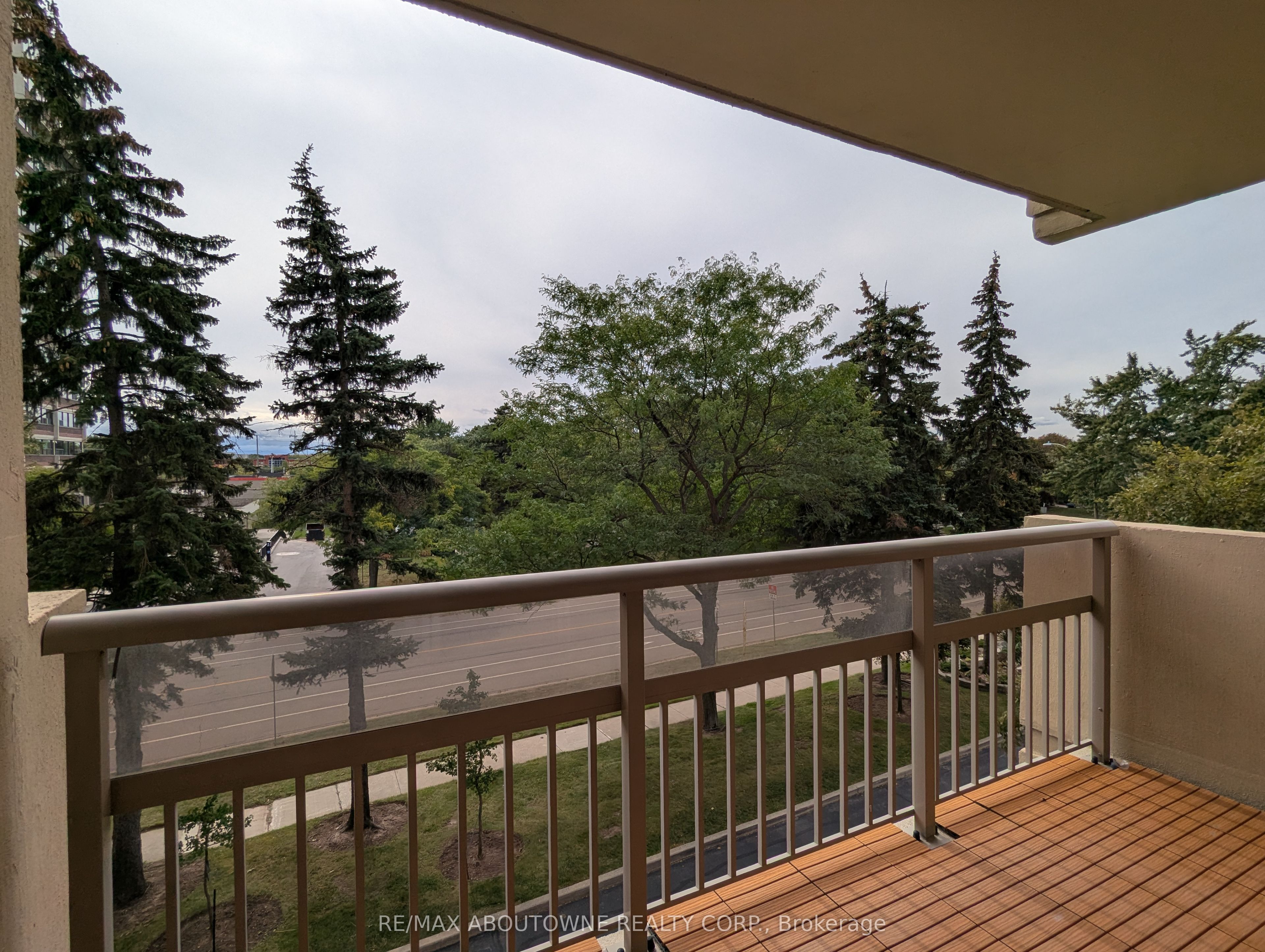 6 – 1359 White Oaks Boulevard, Oakville ‣ W13818032 6 – 1359 White Oaks Boulevard, Oakville ‣ W13818032
