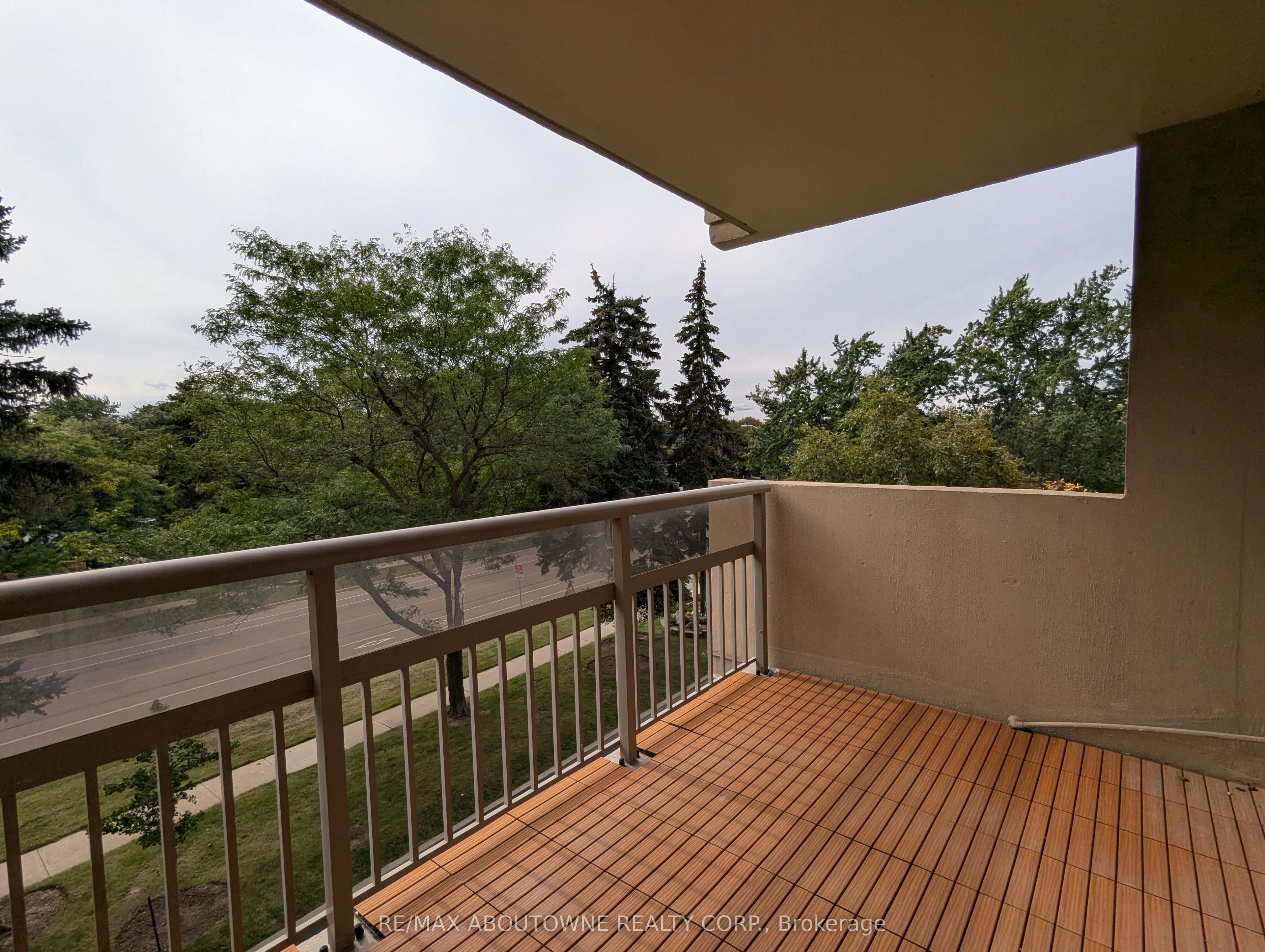 6 – 1359 White Oaks Boulevard, Oakville ‣ W13818032 6 – 1359 White Oaks Boulevard, Oakville ‣ W13818032