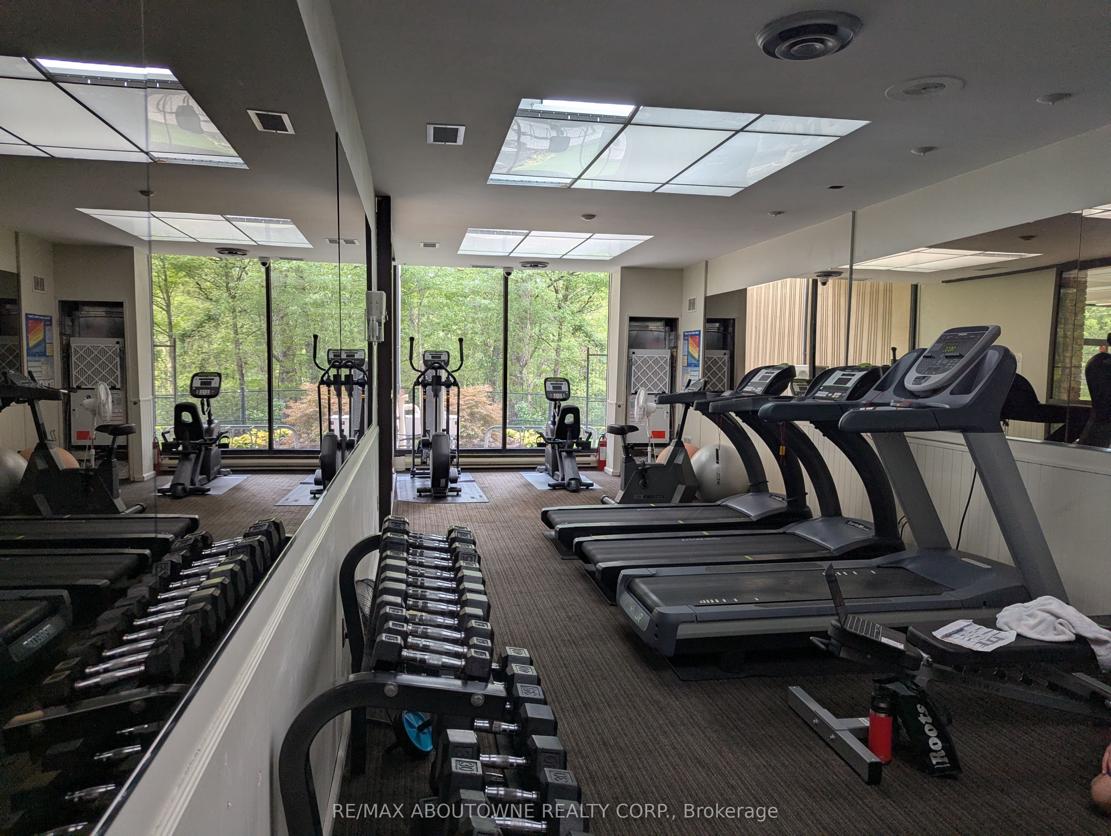 6 – 1359 White Oaks Boulevard, Oakville ‣ W13818032 6 – 1359 White Oaks Boulevard, Oakville ‣ W13818032