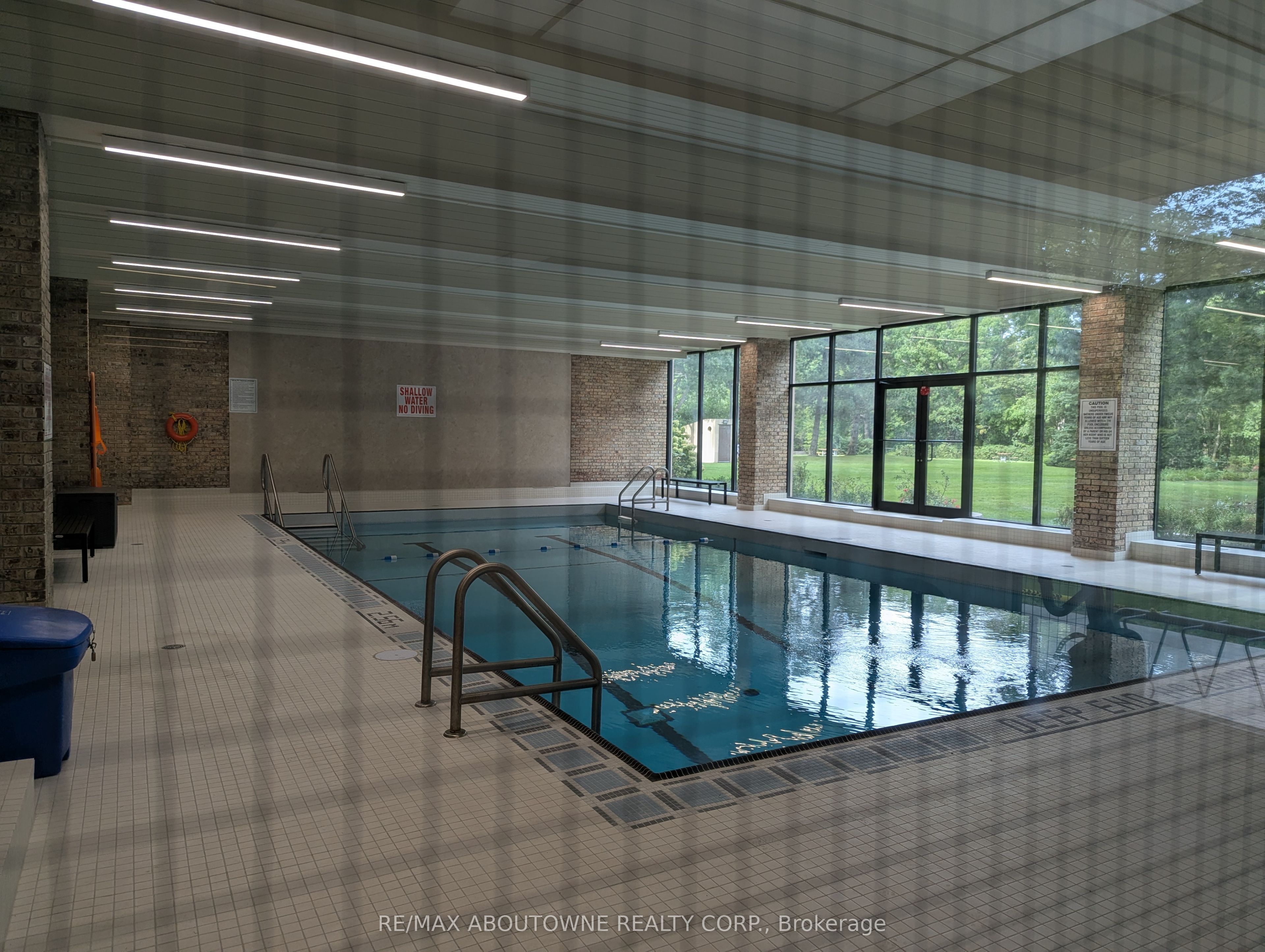 6 – 1359 White Oaks Boulevard, Oakville ‣ W13818032 6 – 1359 White Oaks Boulevard, Oakville ‣ W13818032