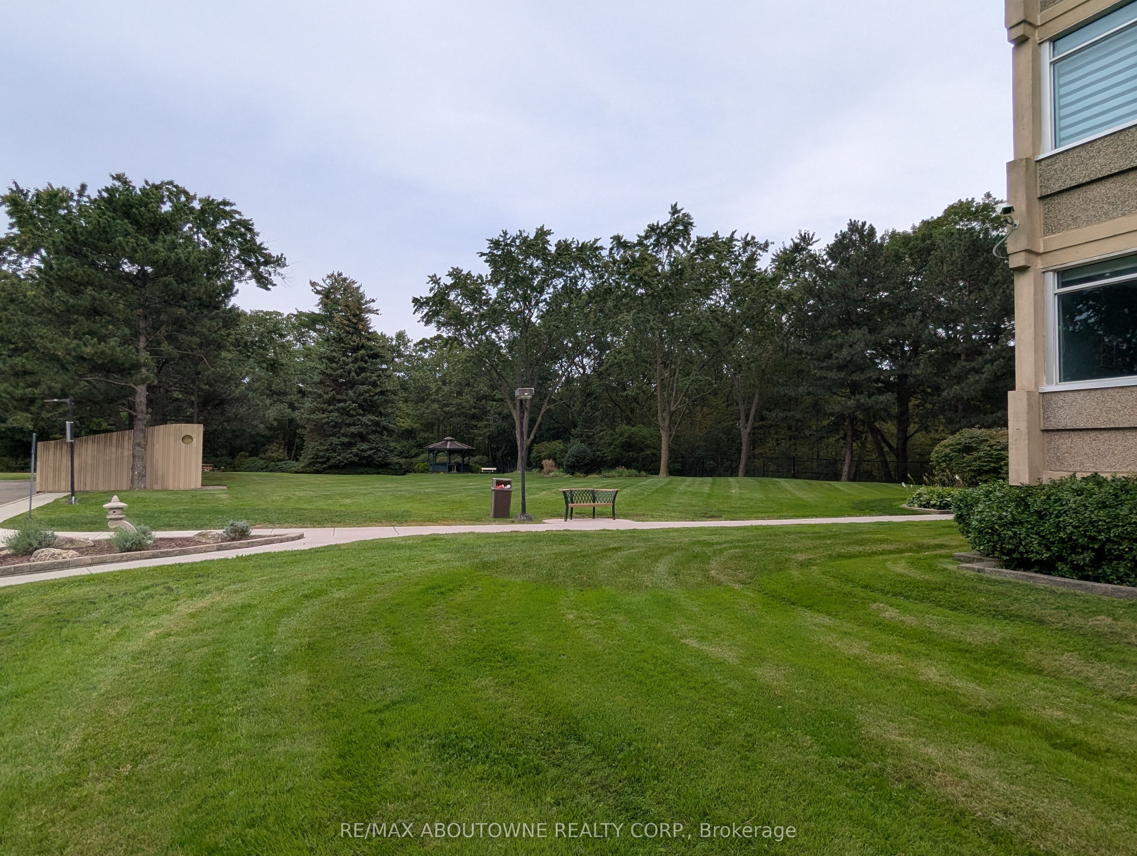 6 – 1359 White Oaks Boulevard, Oakville ‣ W13818032 6 – 1359 White Oaks Boulevard, Oakville ‣ W13818032