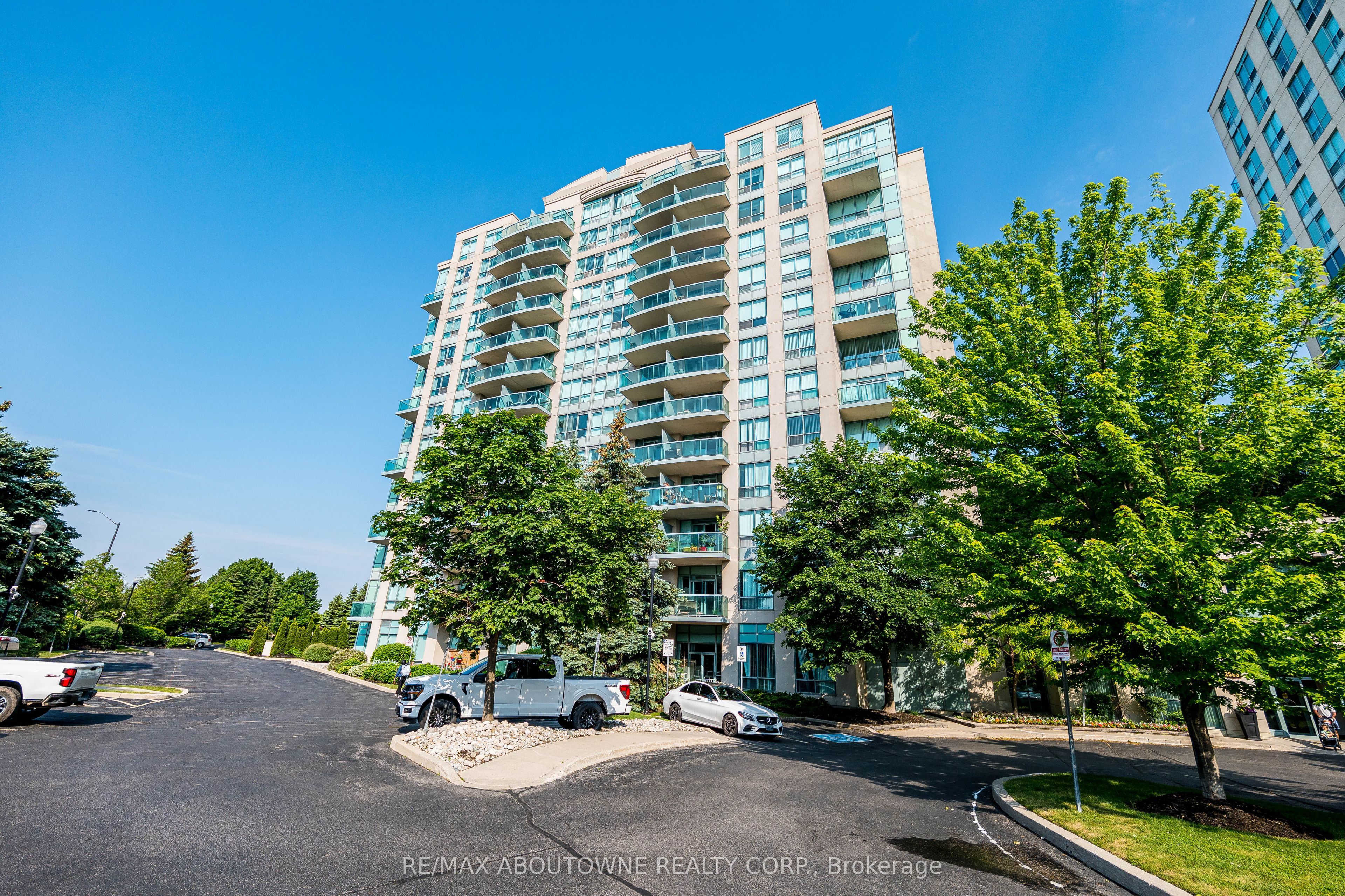 2 – 2585 Erin Centre Boulevard, Mississauga ‣ W13821150 2 – 2585 Erin Centre Boulevard, Mississauga ‣ W13821150