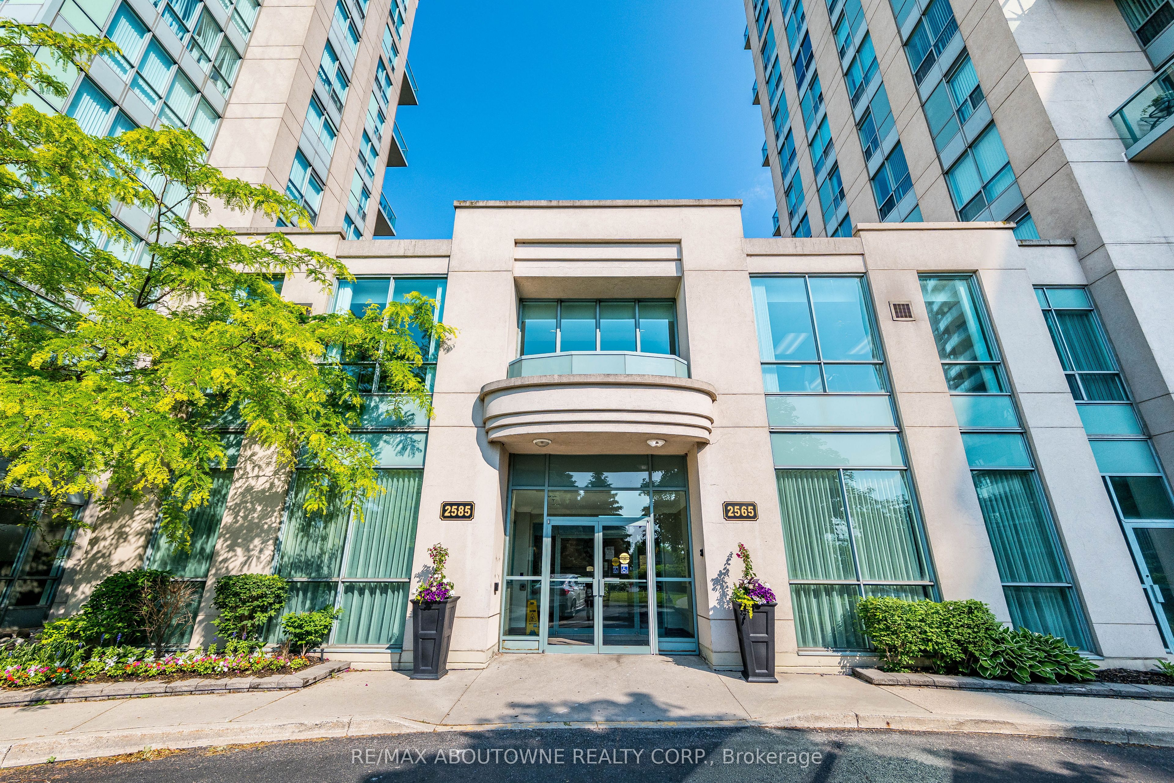 2 – 2585 Erin Centre Boulevard, Mississauga ‣ W13821150 2 – 2585 Erin Centre Boulevard, Mississauga ‣ W13821150