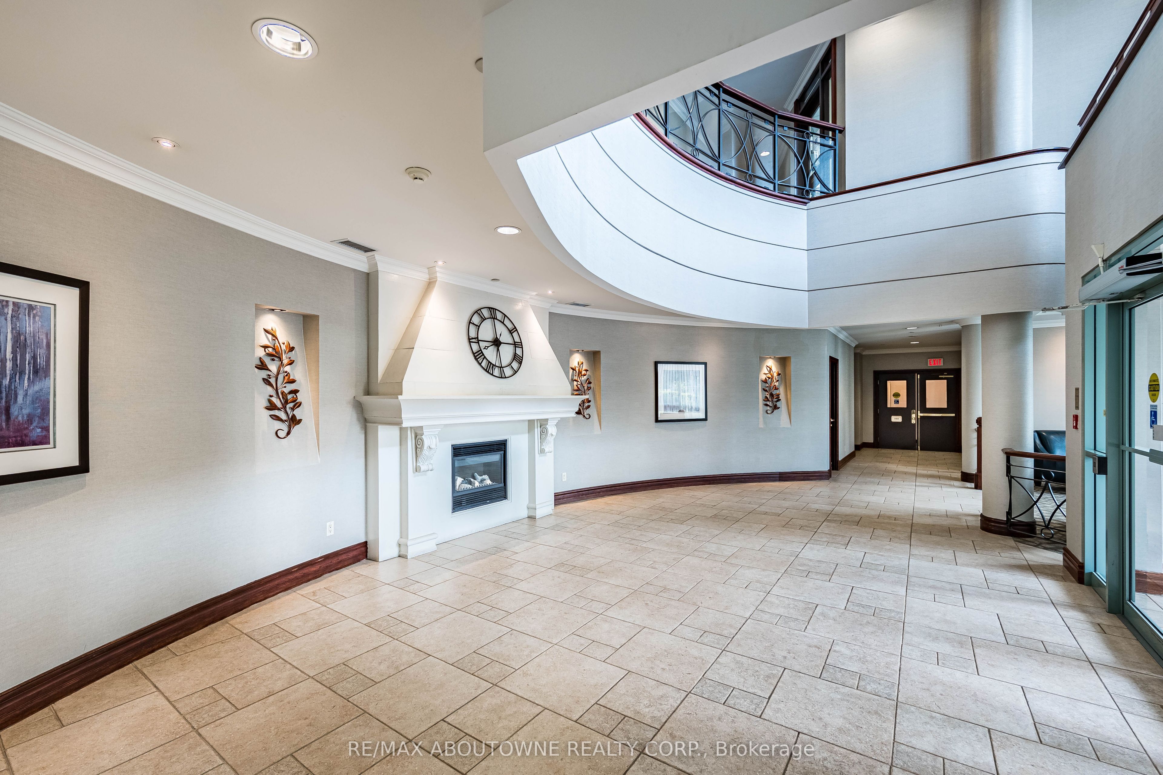 2 – 2585 Erin Centre Boulevard, Mississauga ‣ W13821150 2 – 2585 Erin Centre Boulevard, Mississauga ‣ W13821150