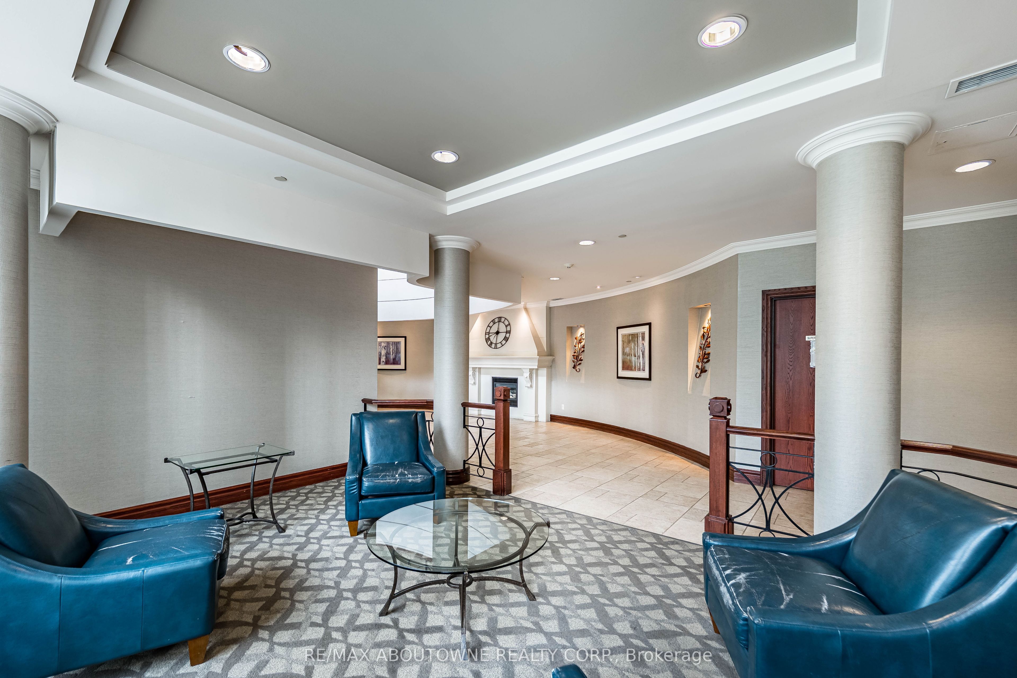 2 – 2585 Erin Centre Boulevard, Mississauga ‣ W13821150 2 – 2585 Erin Centre Boulevard, Mississauga ‣ W13821150