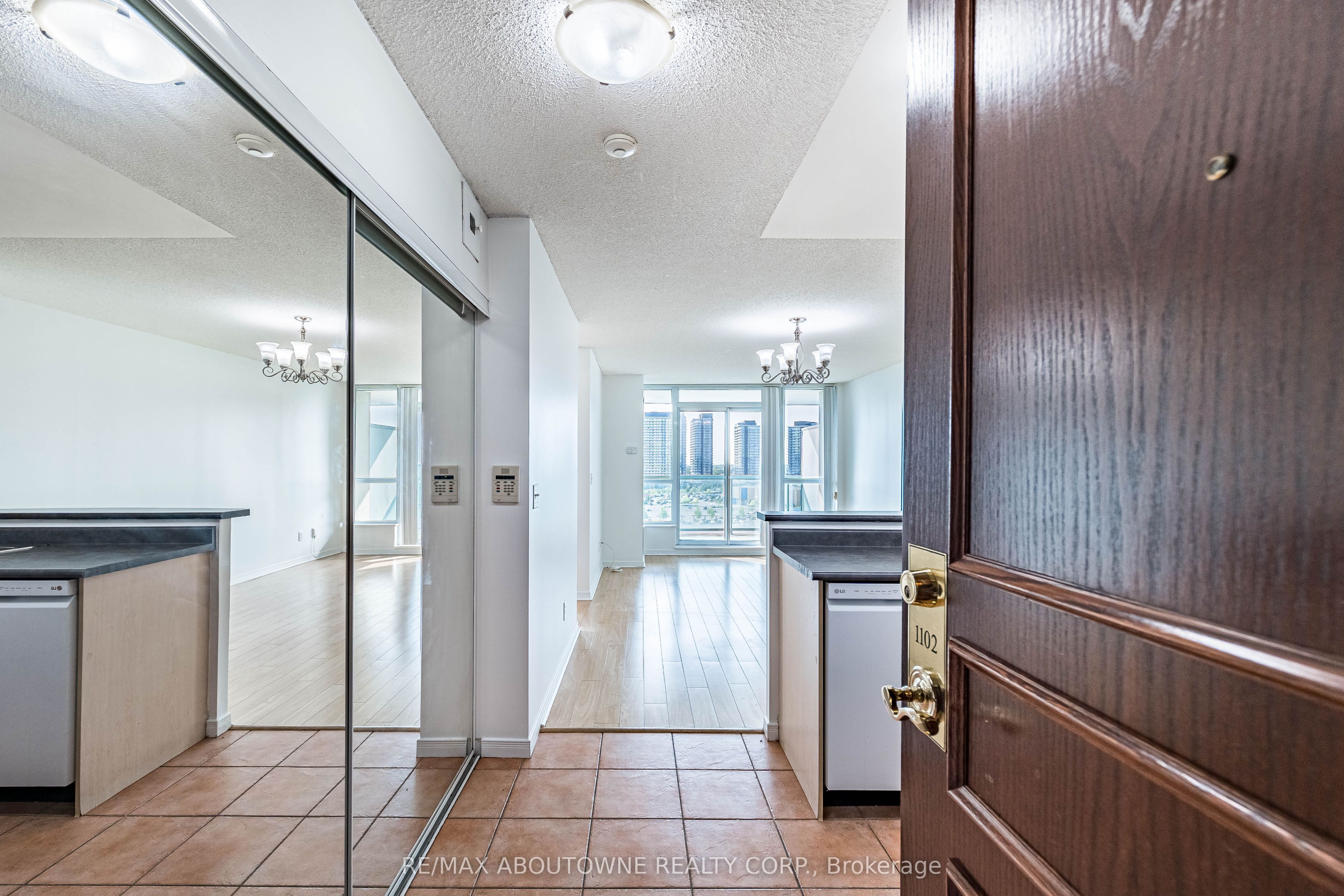 2 – 2585 Erin Centre Boulevard, Mississauga ‣ W13821150 2 – 2585 Erin Centre Boulevard, Mississauga ‣ W13821150