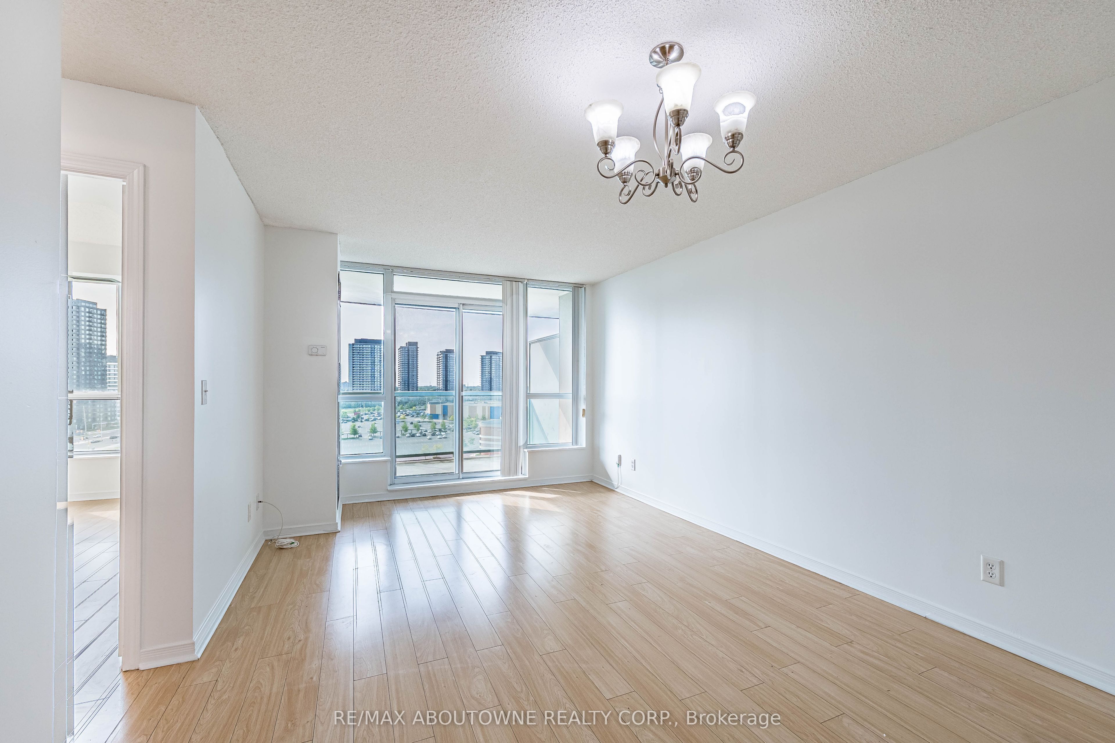 2 – 2585 Erin Centre Boulevard, Mississauga ‣ W13821150 2 – 2585 Erin Centre Boulevard, Mississauga ‣ W13821150