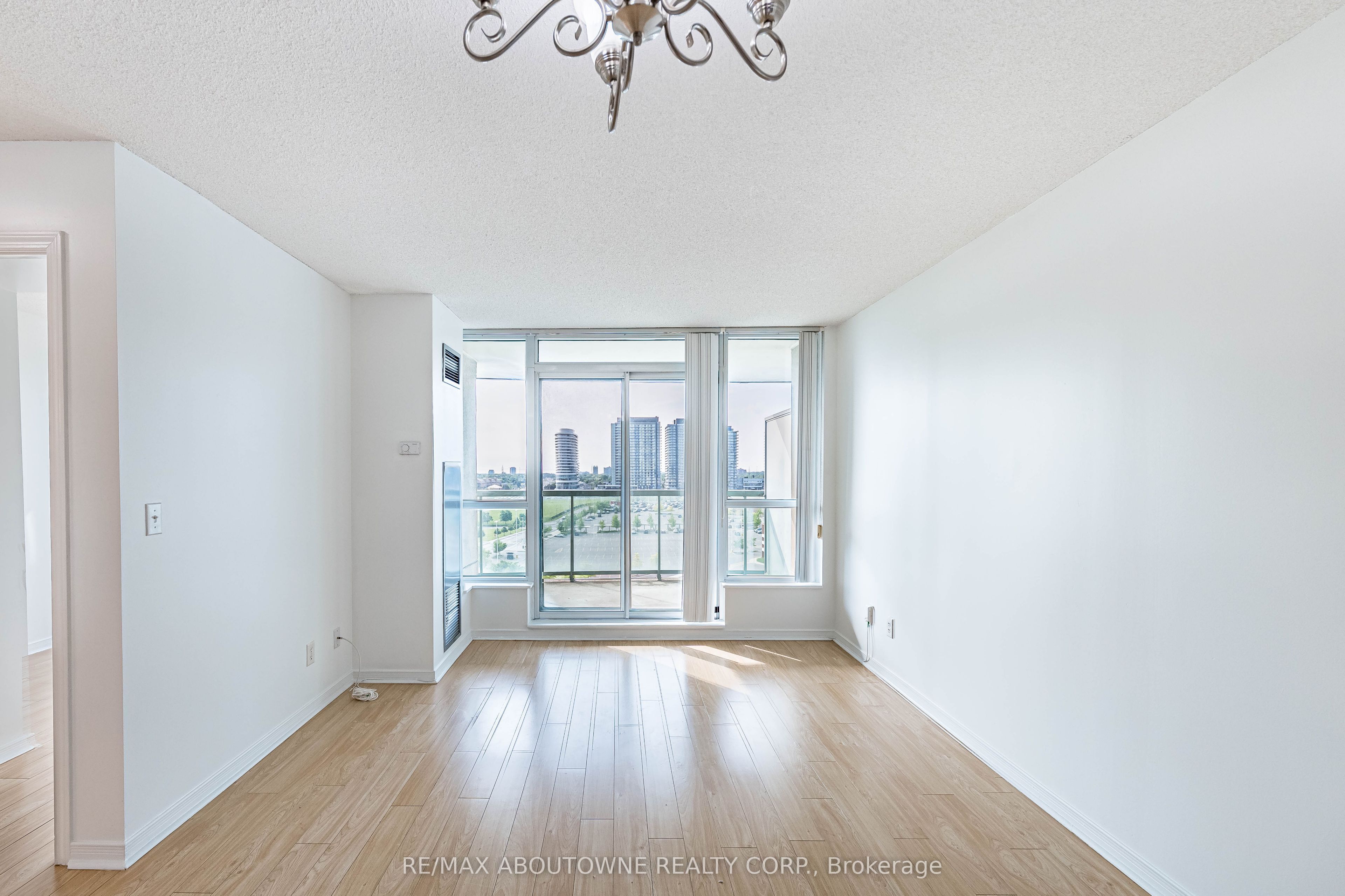 2 – 2585 Erin Centre Boulevard, Mississauga ‣ W13821150 2 – 2585 Erin Centre Boulevard, Mississauga ‣ W13821150